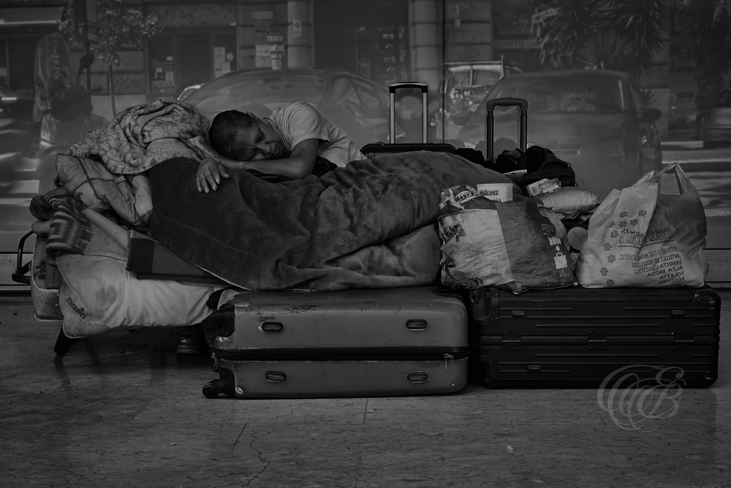 Street Photography — Rome, Italy — Homeless Dreaming — B&W — Black and white reflection on homelessness in Rome, documenting a social reality present within the public spaces and everyday life of the modern city — Eduardo Bartoli Photography.