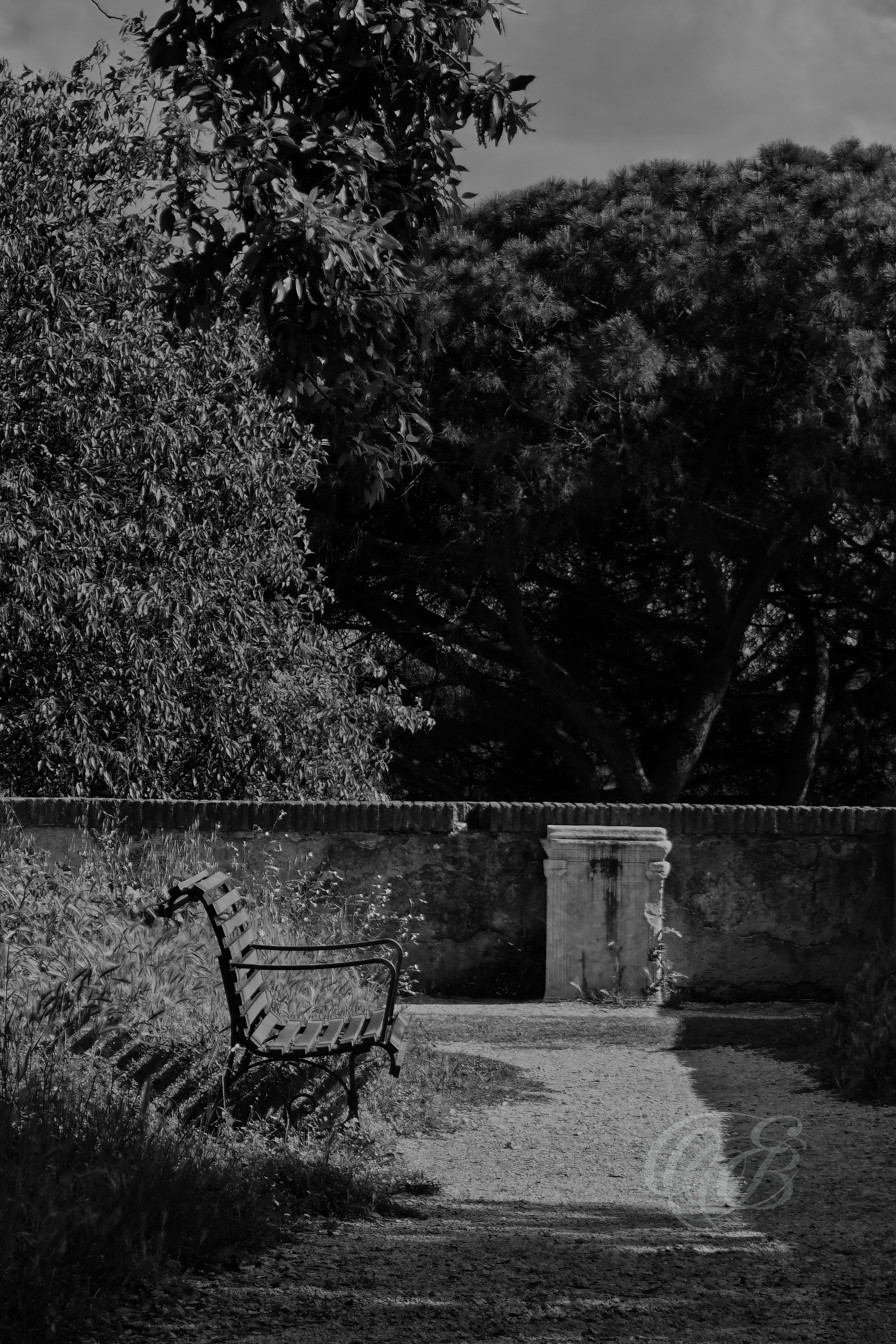 Street Photography — Rome, Italy — Villa Celimontana at Sunset — B&W — Black and white sunset interpretation of historic Villa Celimontana on Rome’s Caelian Hill, emphasizing evening light, deep shadows, and the timeless atmosphere of its Renaissance gardens — Eduardo Bartoli Photography.