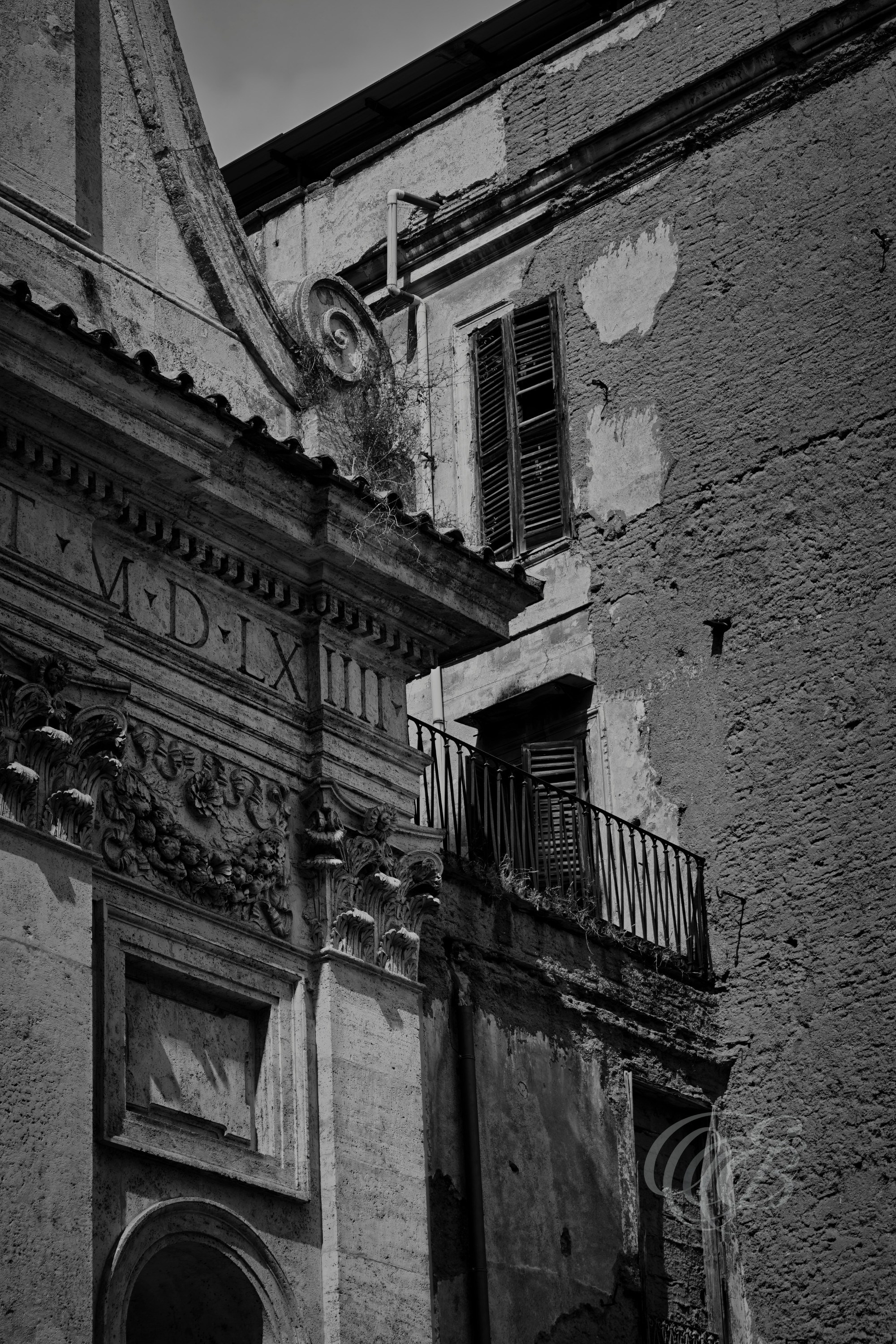 Street Photography — Rome, Italy — Santa Caterina Corner — B&W — Black and white interpretation of a historic corner near Santa Caterina in Rome, emphasizing architectural geometry, aged surfaces, tonal contrasts, and the intimate character of the old city — Eduardo Bartoli Photography.