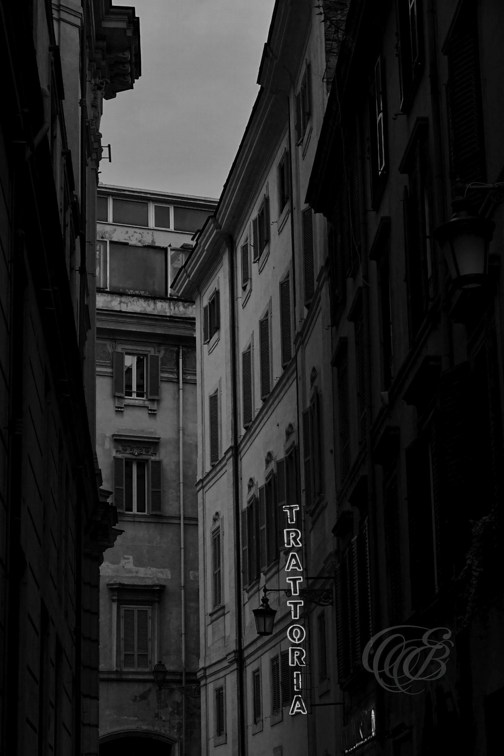 Street Photography — Rome, Italy — Trattoria — B&W — Black and white interpretation of a traditional Roman trattoria, reflecting local dining culture, neighborhood life, and the timeless atmosphere of Rome’s streets — Eduardo Bartoli Photography.
