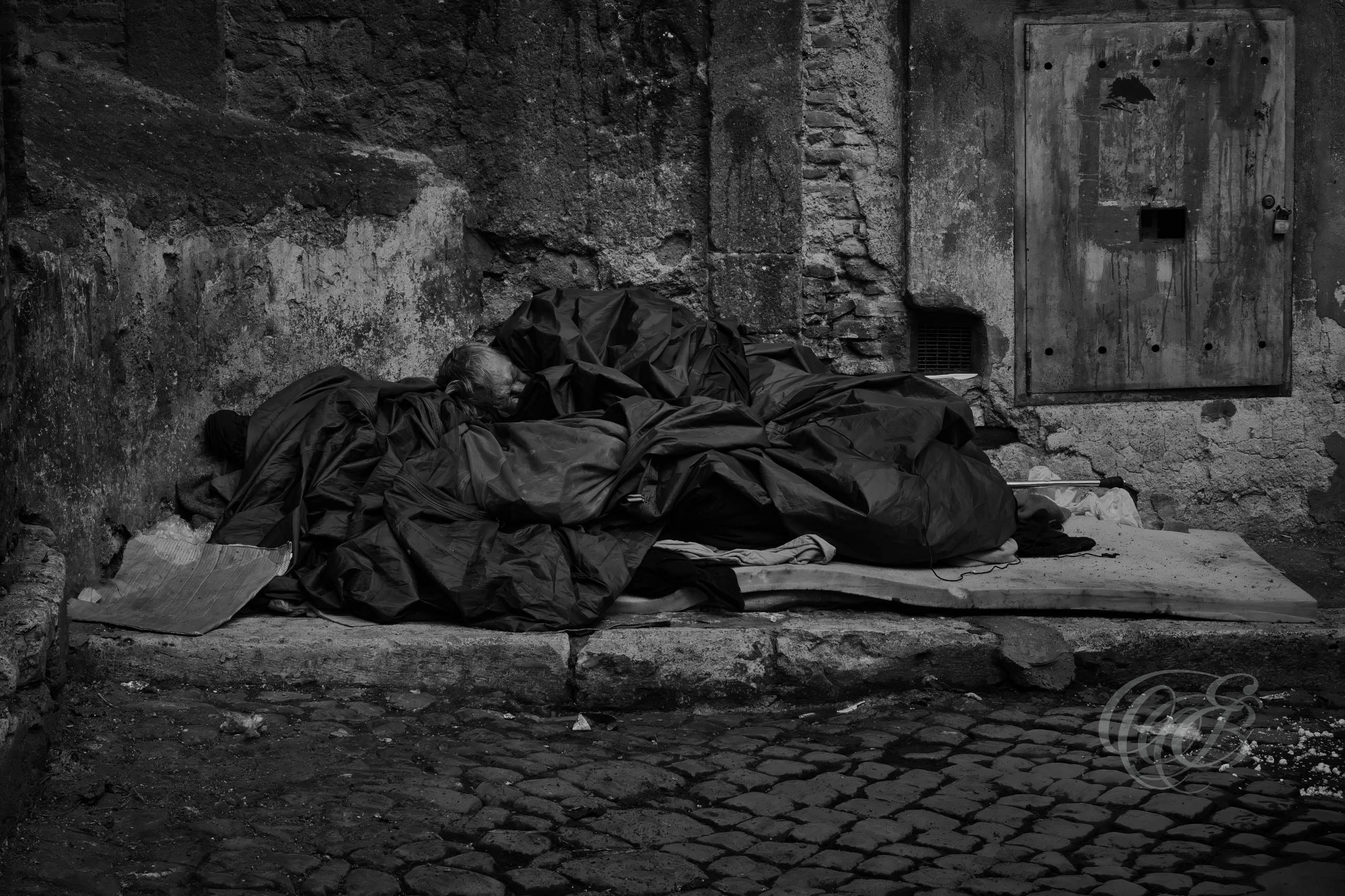 Street Photography — Rome, Italy — Homeless in Rome — B&W — Black and white perspective on homelessness in Rome, addressing an often-overlooked aspect of contemporary urban life beyond the city’s monuments and tourist image — Eduardo Bartoli Photography.