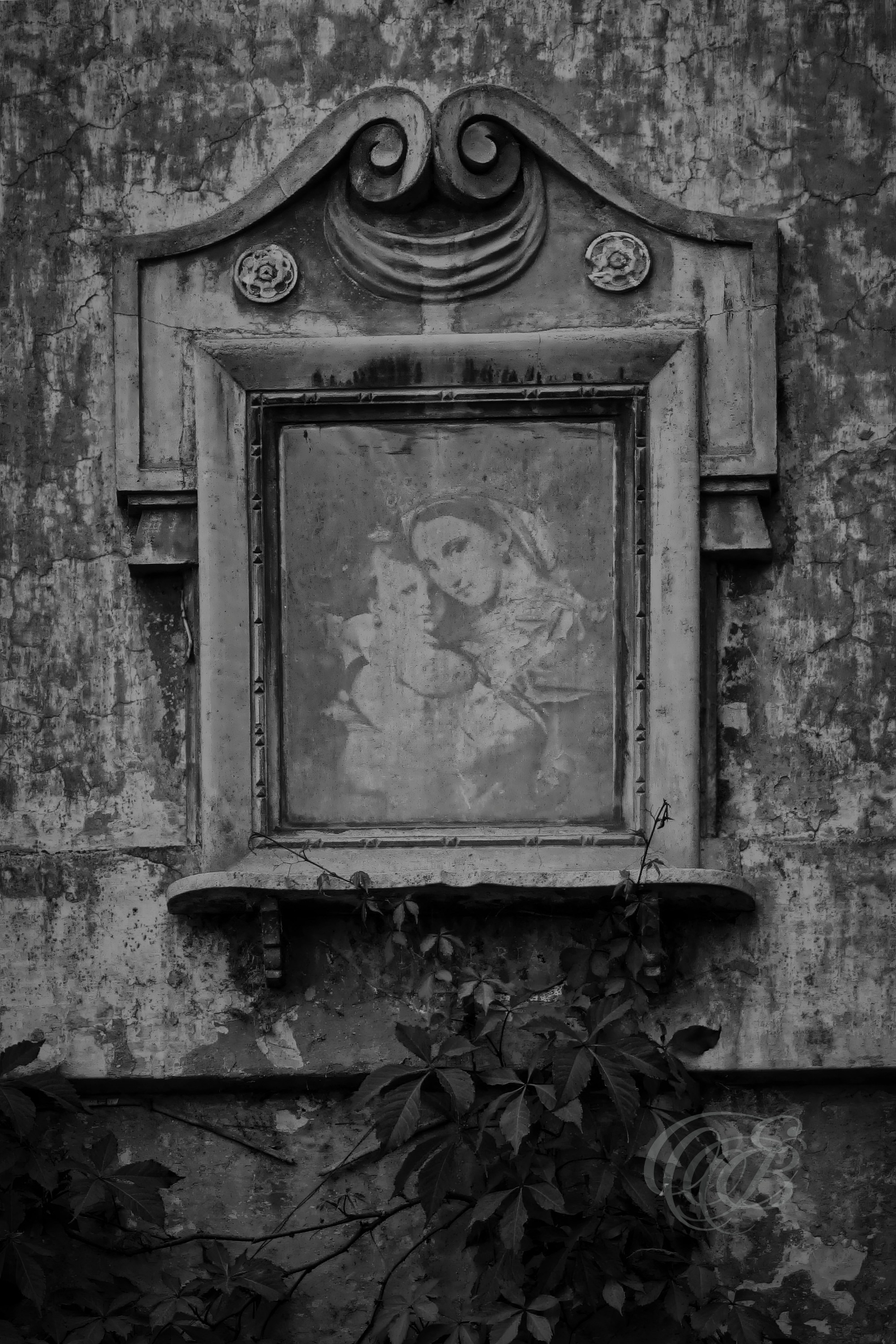 Street Photography — Rome, Italy — Madonna and Child — B&W — Black and white interpretation of traditional Madonna and Child imagery in Rome, reflecting the historic madonnelle, sacred art, and centuries of devotional tradition embedded throughout the city’s streets — Eduardo Bartoli Photography.