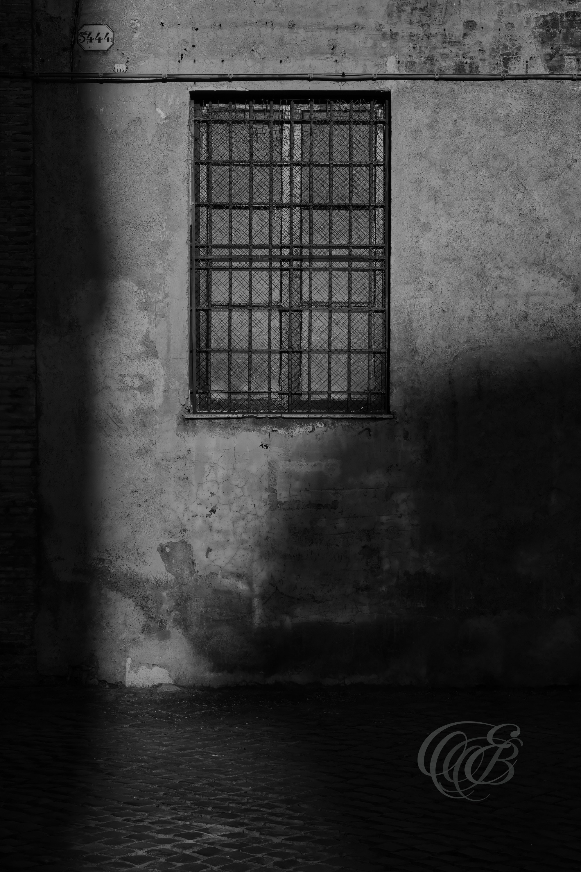Street Photography — Rome, Italy — Partial Shade — B&W — Black and white study of light and shadow in Rome, emphasizing architectural forms, deep tonal contrast, and the shifting patterns created by sunlight across the city — Eduardo Bartoli Photography.
