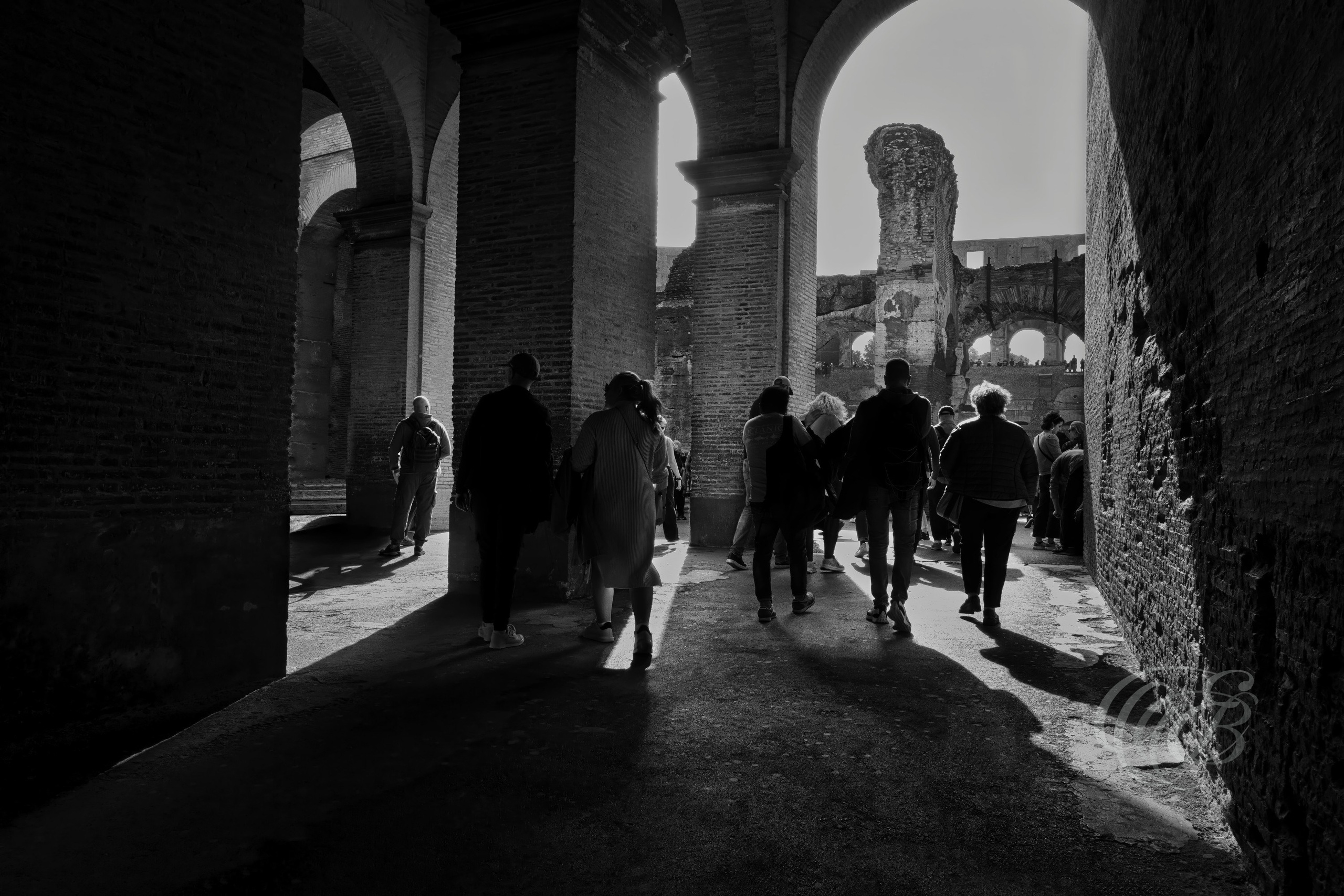 Street Photography — Rome, Italy — The Colosseum Archways — B&W — Black and white study of the Colosseum’s ancient archways, emphasizing Roman engineering, repeating architectural forms, light, shadow, and nearly two millennia of history — Eduardo Bartoli Photography.