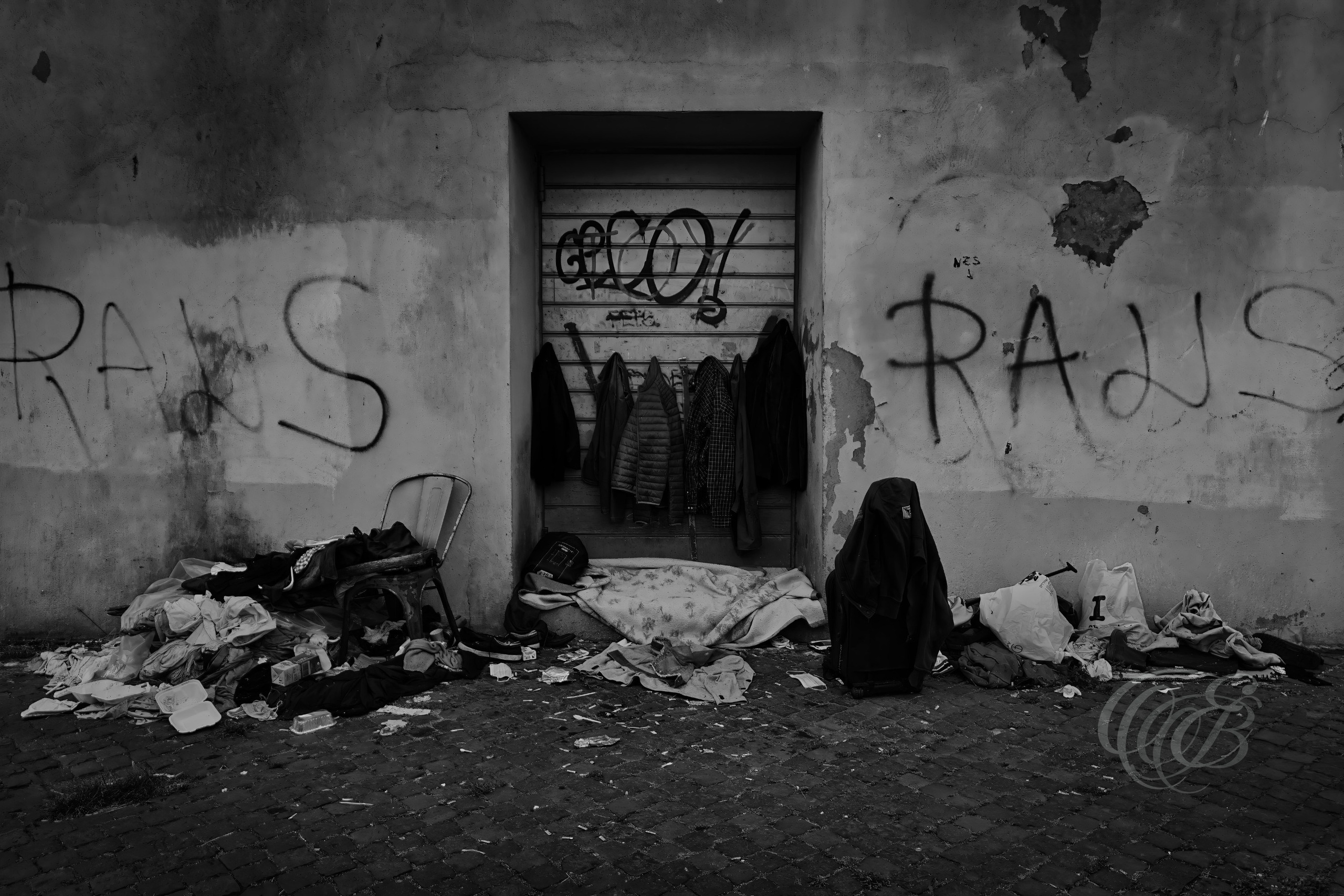 Street Photography — Rome, Italy — Homeless Home — B&W — Black and white perspective on homelessness in Rome, reflecting the improvised use of urban spaces for shelter and a less visible aspect of everyday life in the modern city — Eduardo Bartoli Photography.