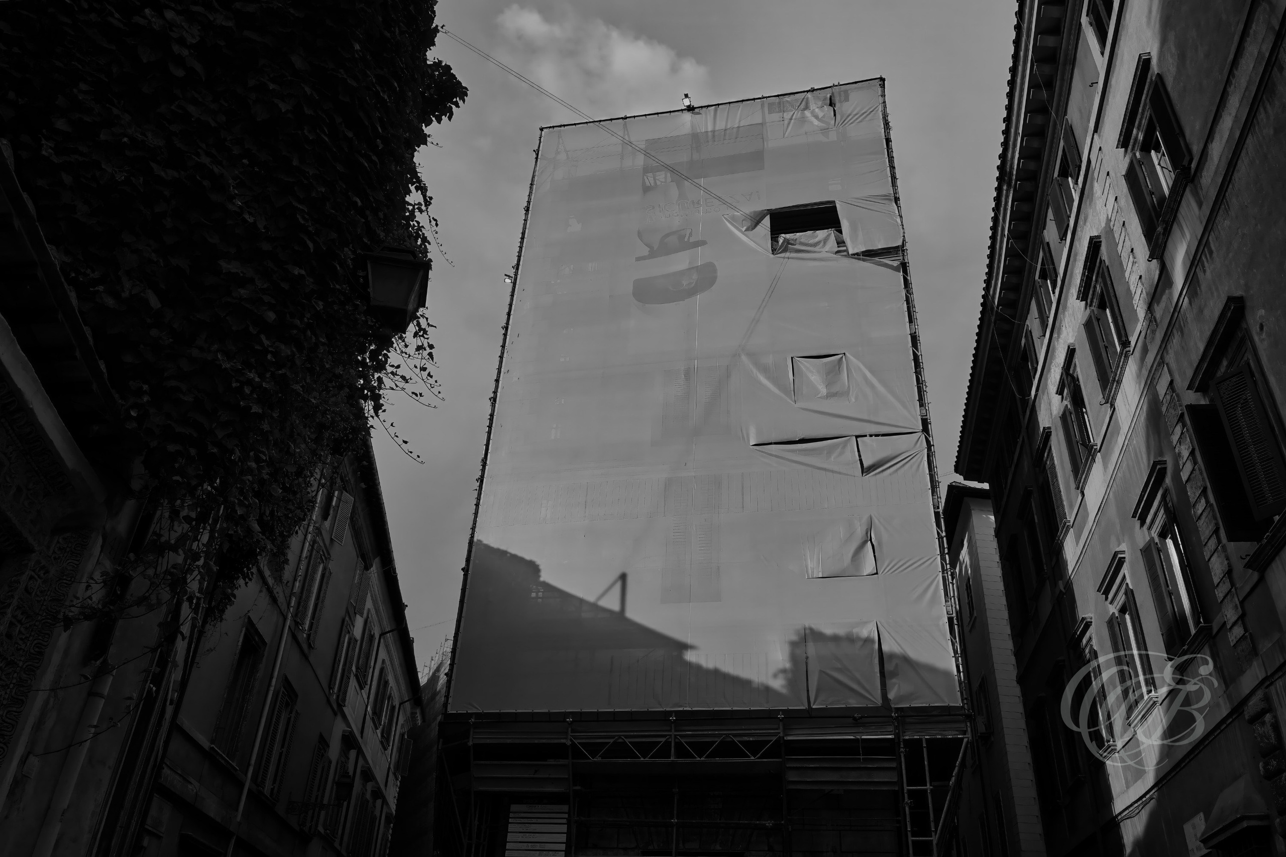 Street Photography — Rome, Italy — Via Margana — B&W — Black and white interpretation of historic Via Margana in central Rome, emphasizing medieval architecture, narrow urban spaces, aged surfaces, and the centuries-old character of the city — Eduardo Bartoli Photography.