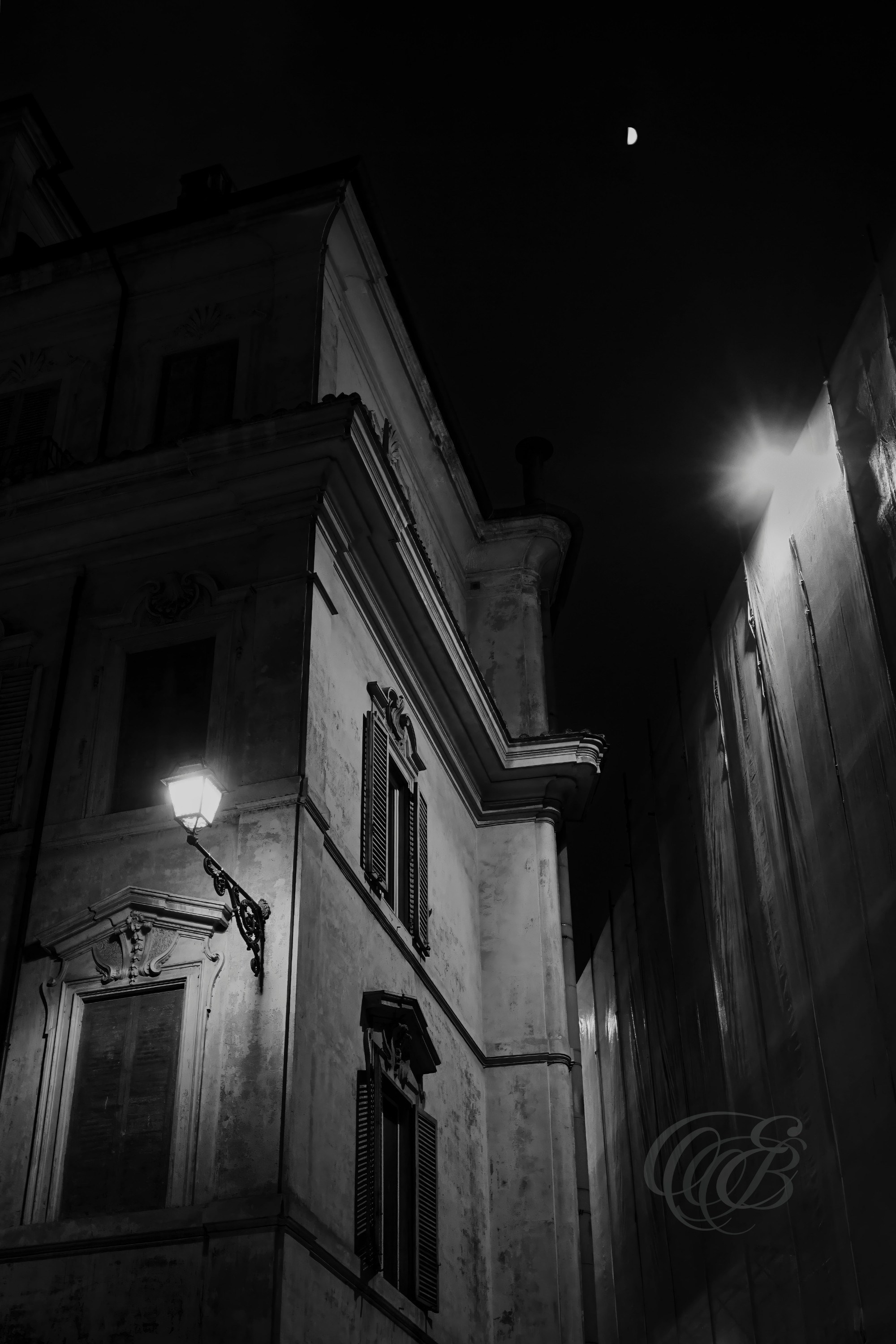 Street Photography — Rome, Italy — Tribuna di Campitelli — B&W — Black and white interpretation of historic Tribuna di Campitelli in central Rome, emphasizing layered architecture, narrow streets, and the centuries-old urban character of the district — Eduardo Bartoli Photography.