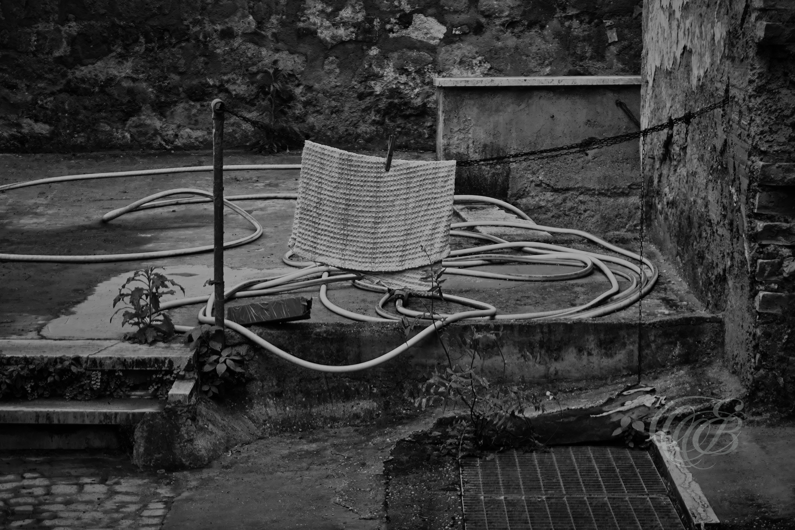 Street Photography — Rome, Italy — Drying Straccio — B&W — Black and white study of a cleaning rag, known in Italian as a straccio, drying in an old Roman alley, reflecting everyday life, aged architecture, urban textures, and the traditional character of the city’s streets — Eduardo Bartoli Photography.