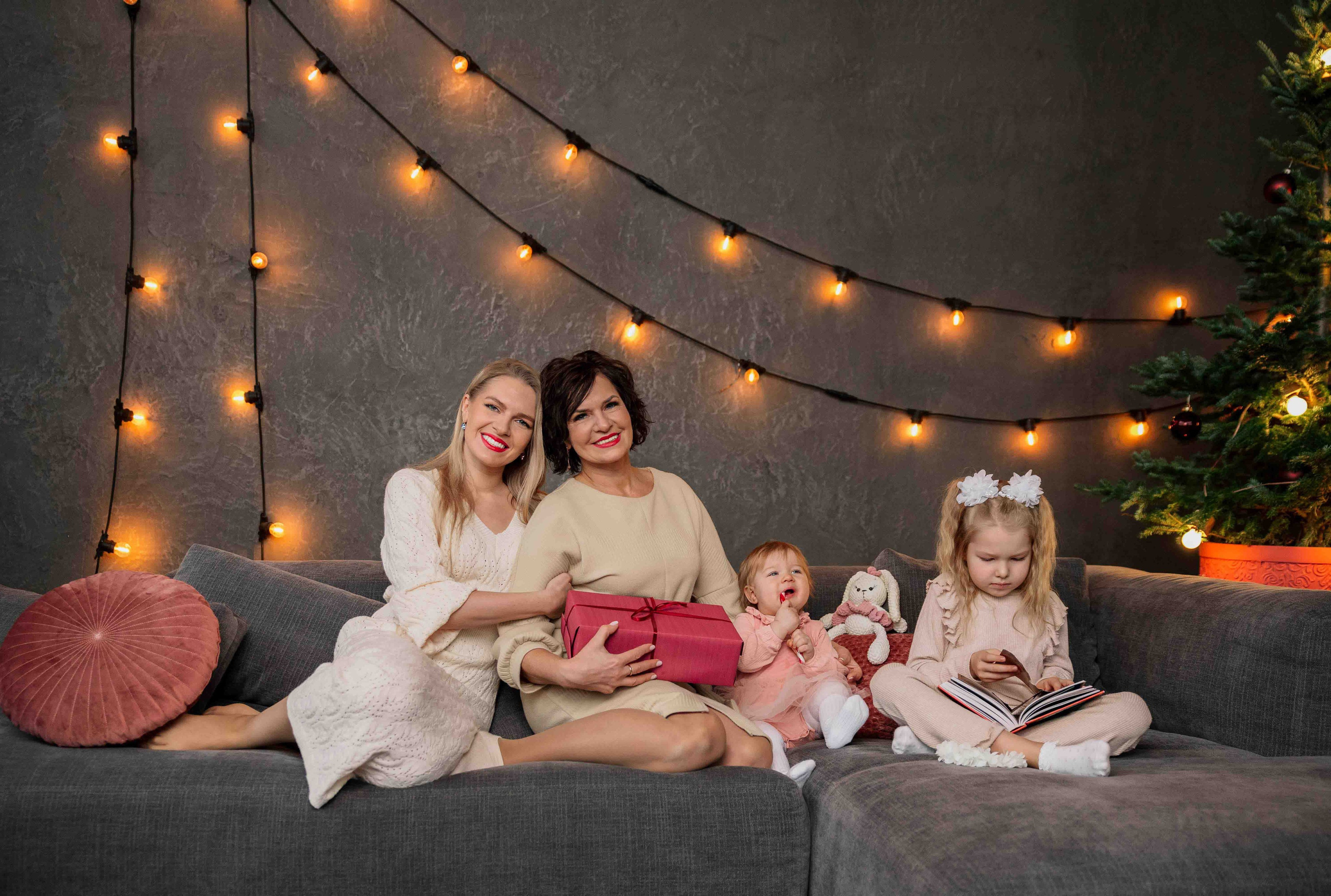 Jauki Kalėdinė fotosesija Vilniuje: studijoje, namų šilumoje, gamtoje ar mieste. Framed by Evelina | Vestuvių fotografė