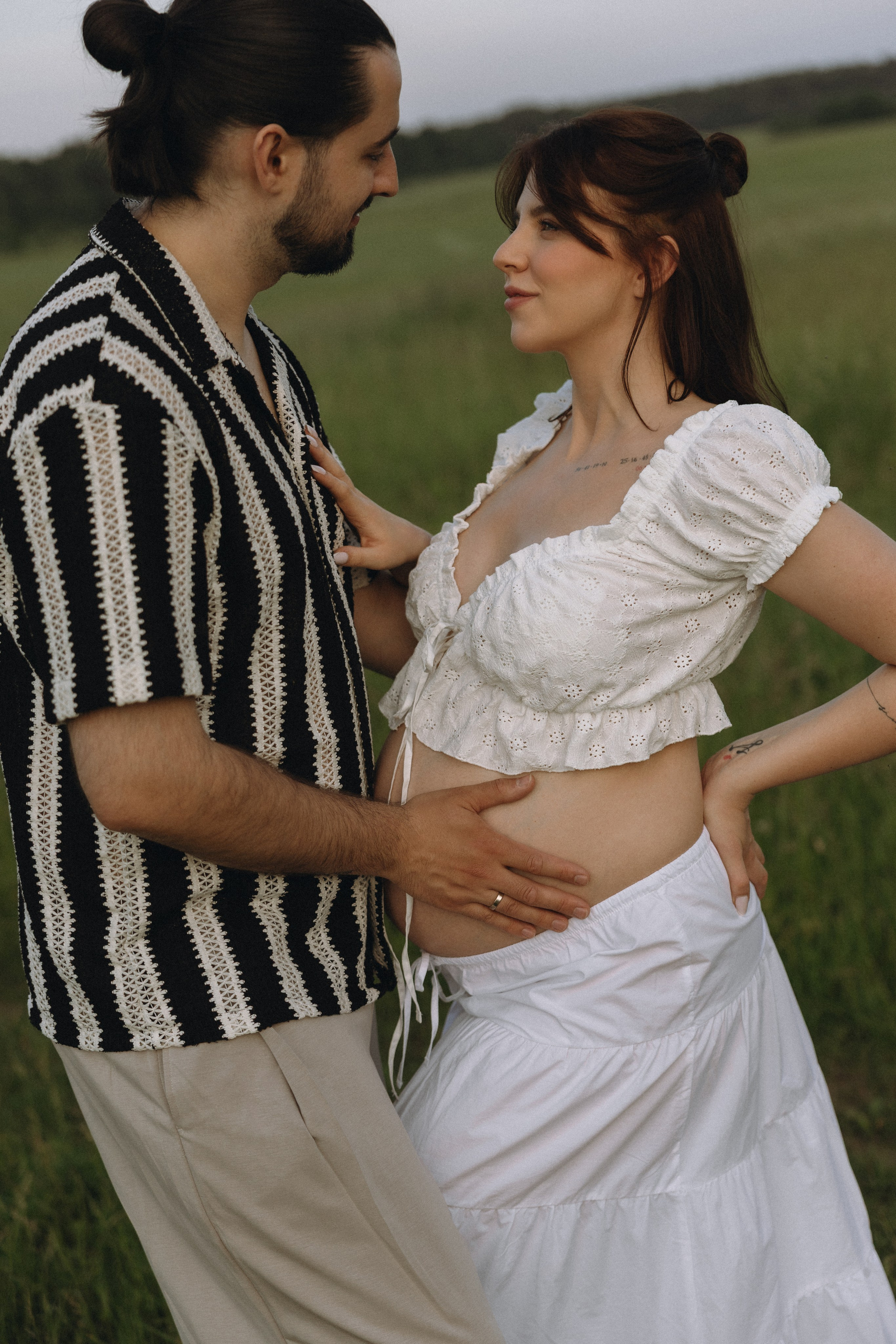 Lera & Maksim | laukimo fotosesija pievoje saulei besileidžiant. Vestuvių ir šeimų fotografė Lena Bondarenko / belove photo