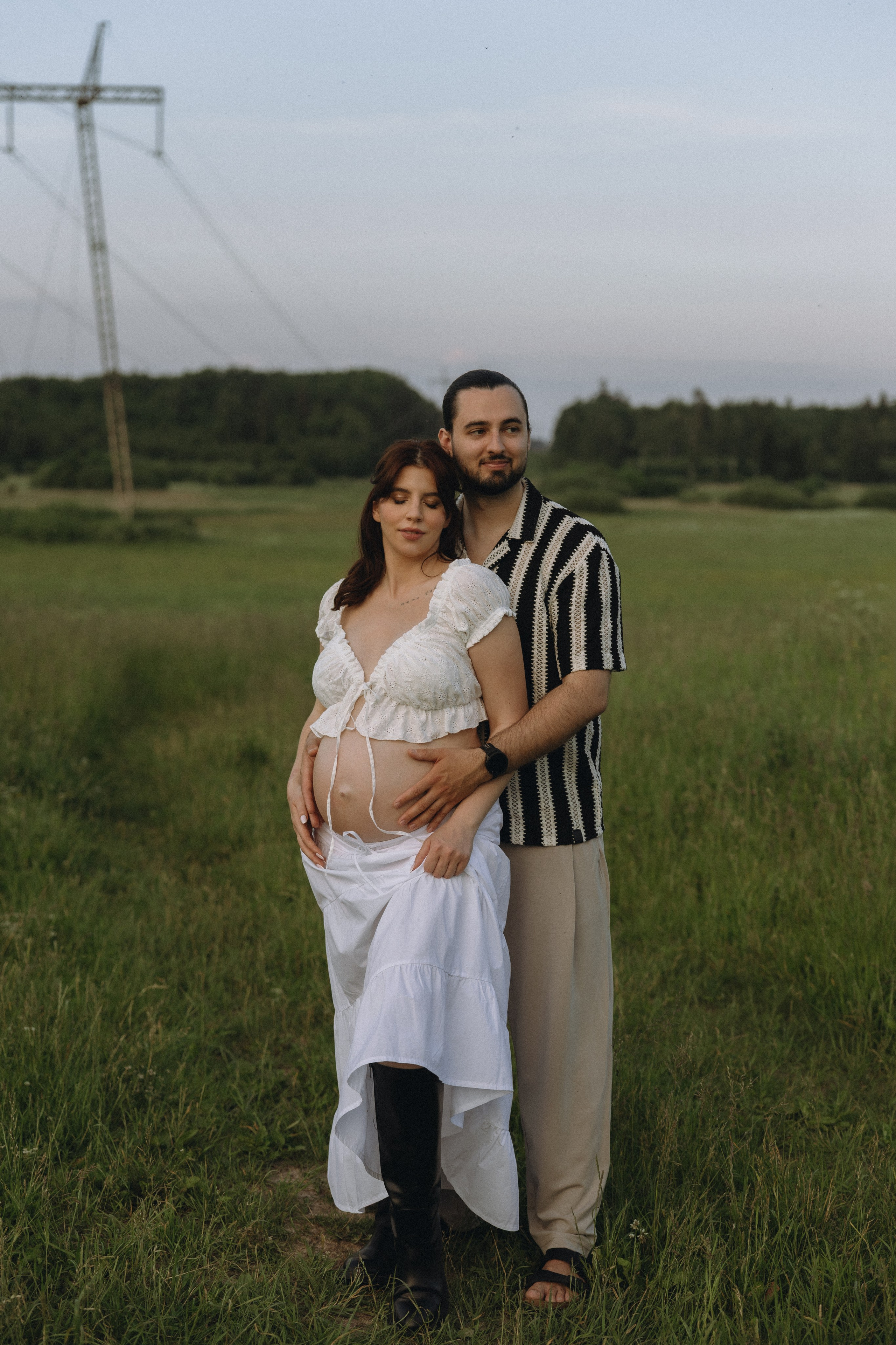 Lera & Maksim | laukimo fotosesija pievoje saulei besileidžiant. Vestuvių ir šeimų fotografė Lena Bondarenko / belove photo