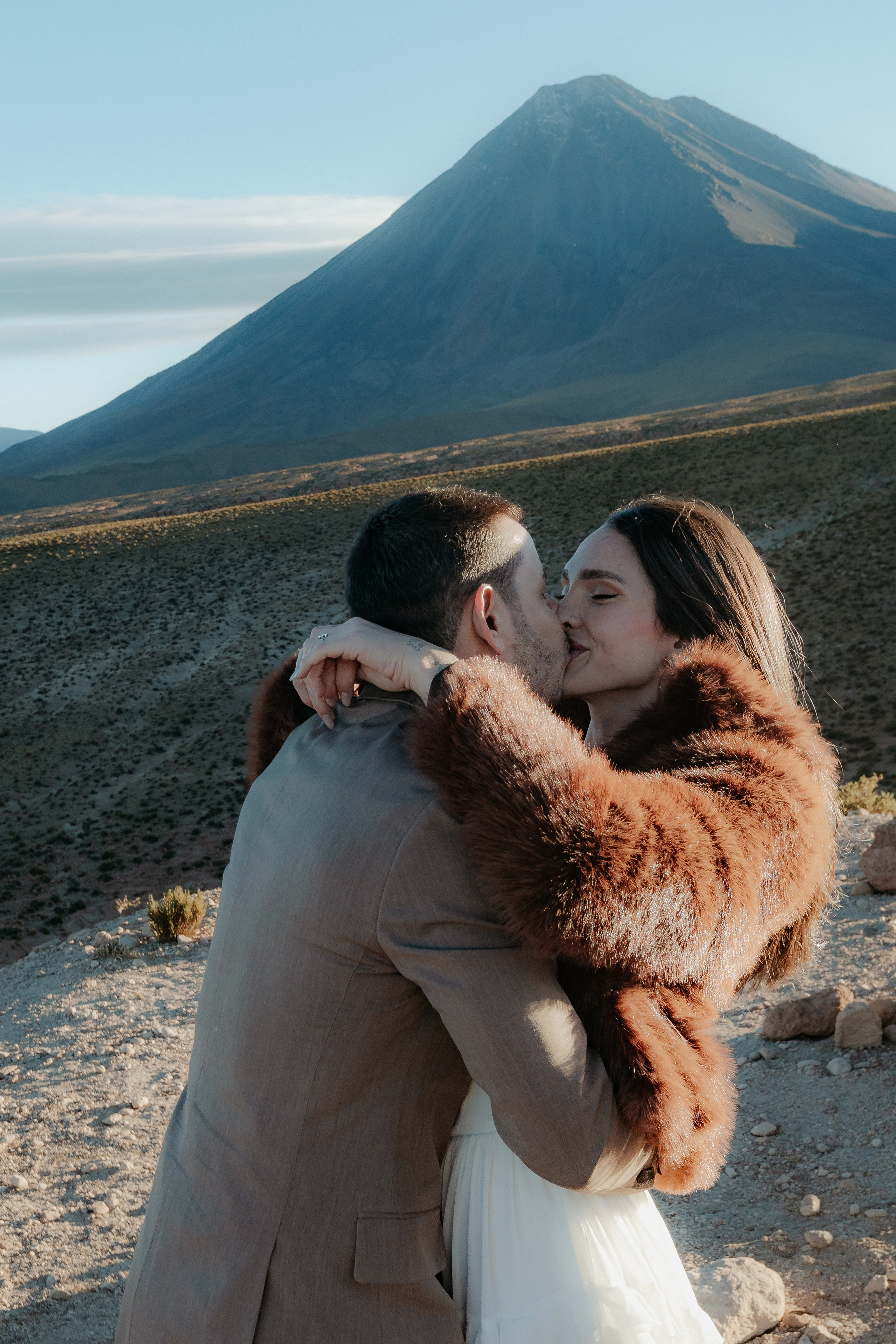 Pre-wedding no mirante do vulcão Licancabur. Photographer in San Pedro de Atacama