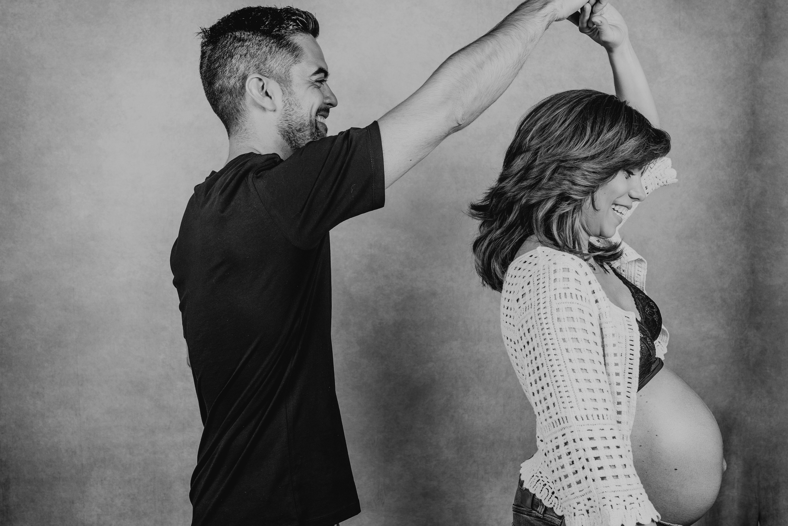 Foto de maternidad con pareja en estudio fotográfico – Rainbox, Torrejón de Ardoz