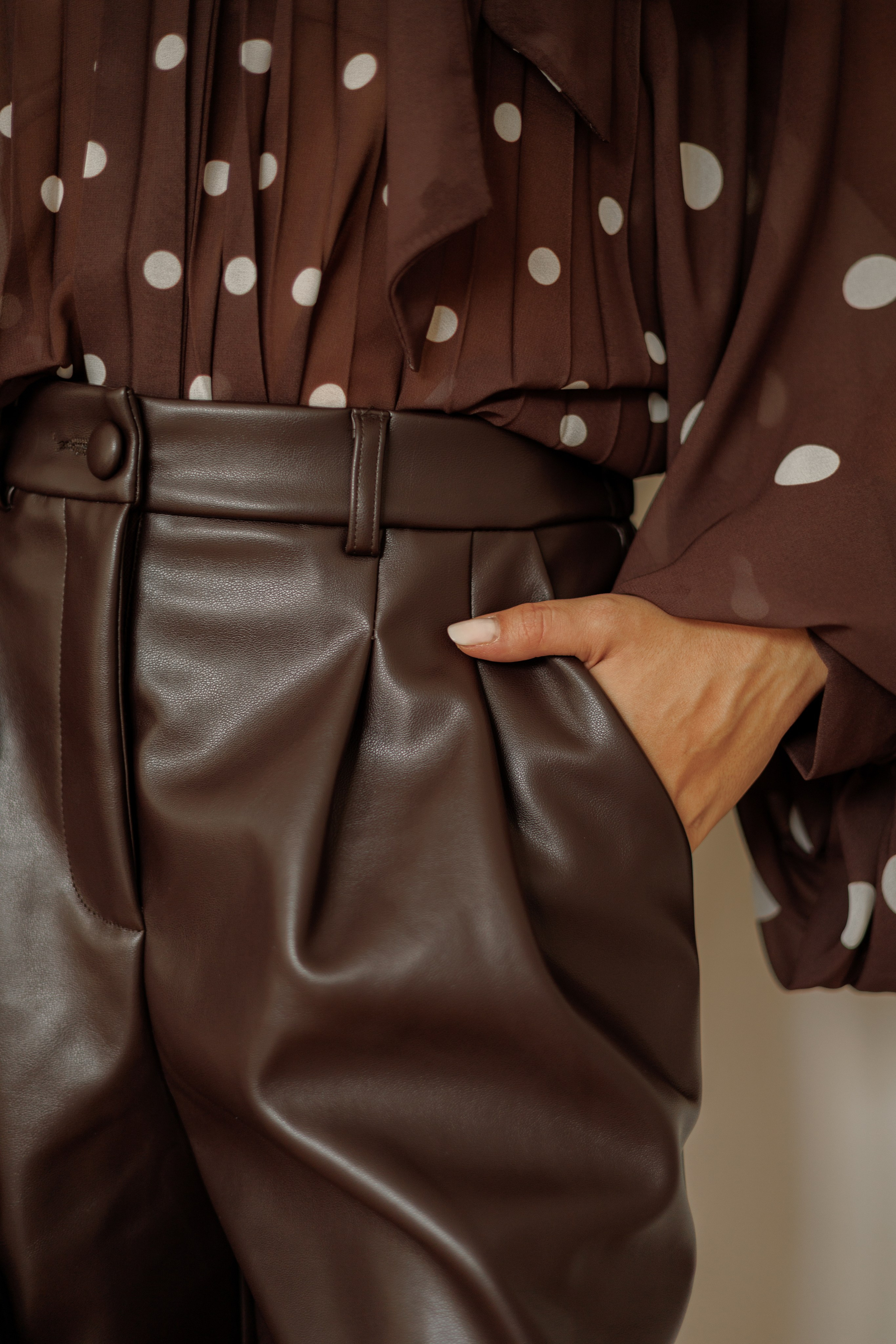 Texture pantaloncini in ecopelle — fotografia di moda minimale a Novara. 