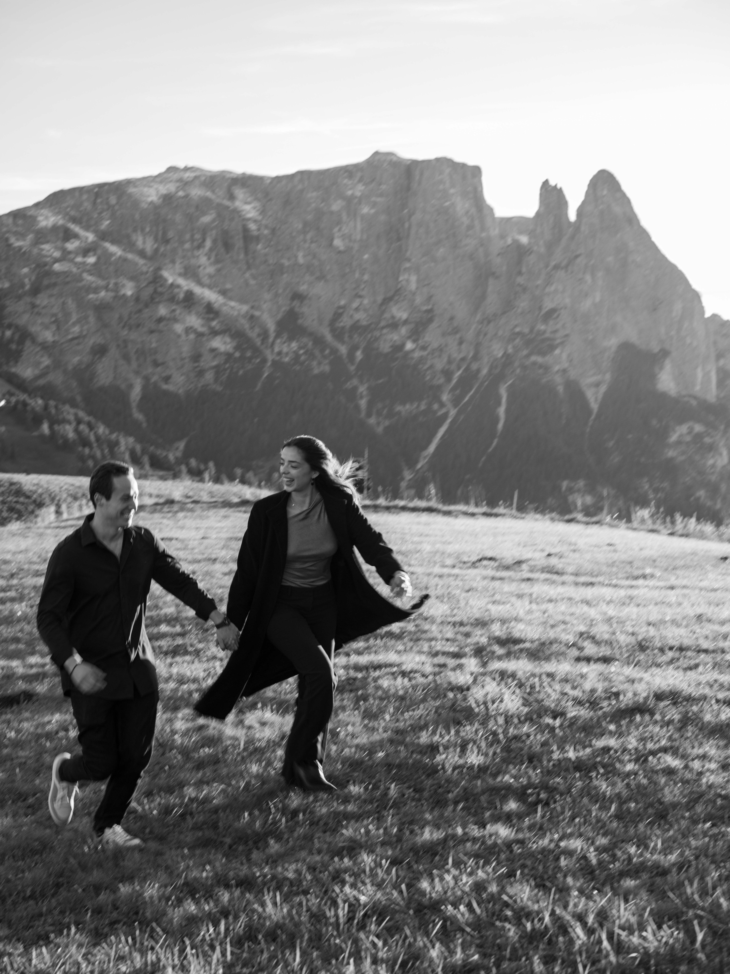 Wild & romantic engagement photo shoot in Dolomites nature.