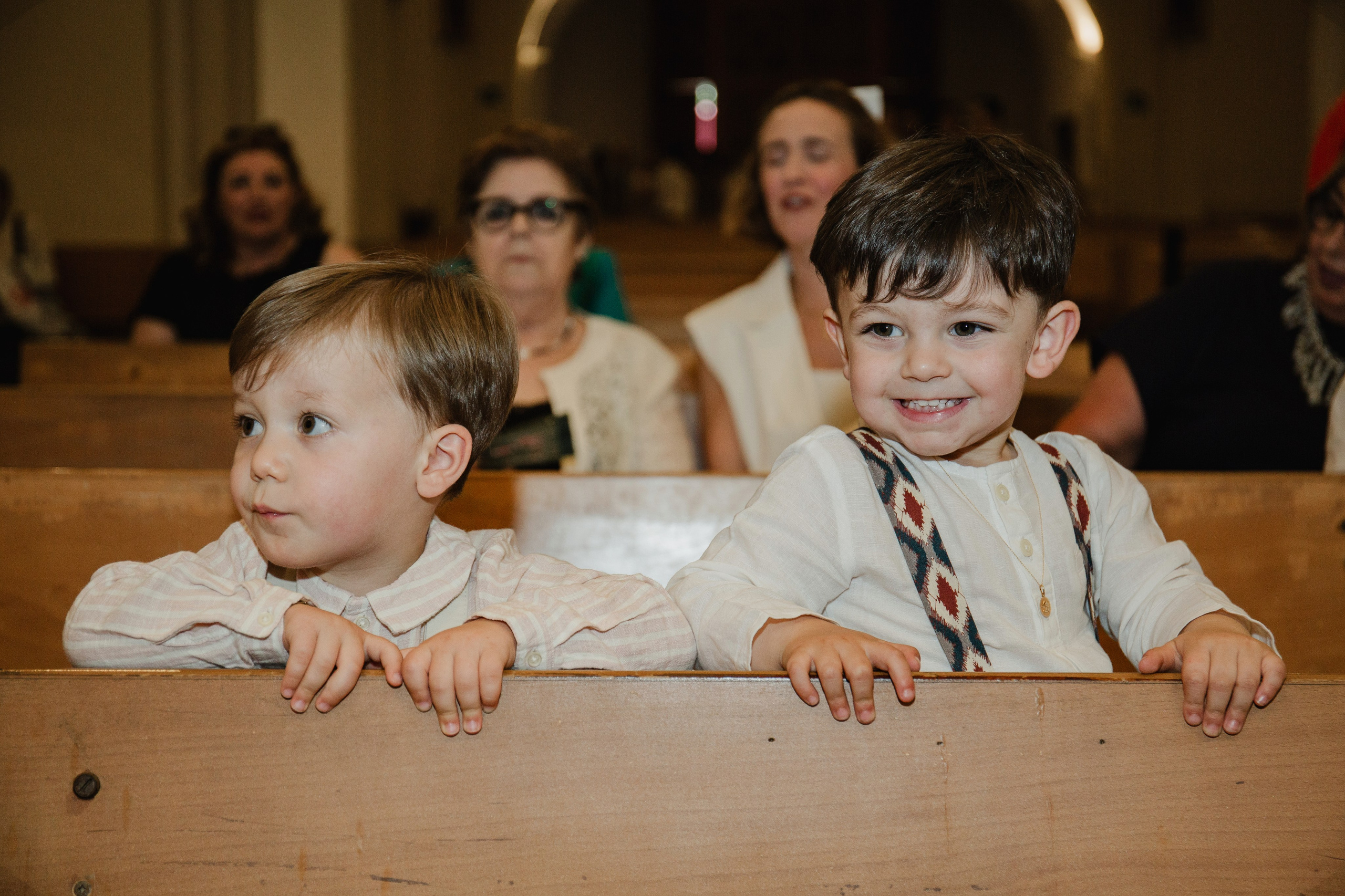 Retrato de bebé con traje de bautizo en estudio fotográfico Rainbox, Torrejón de Ardoz