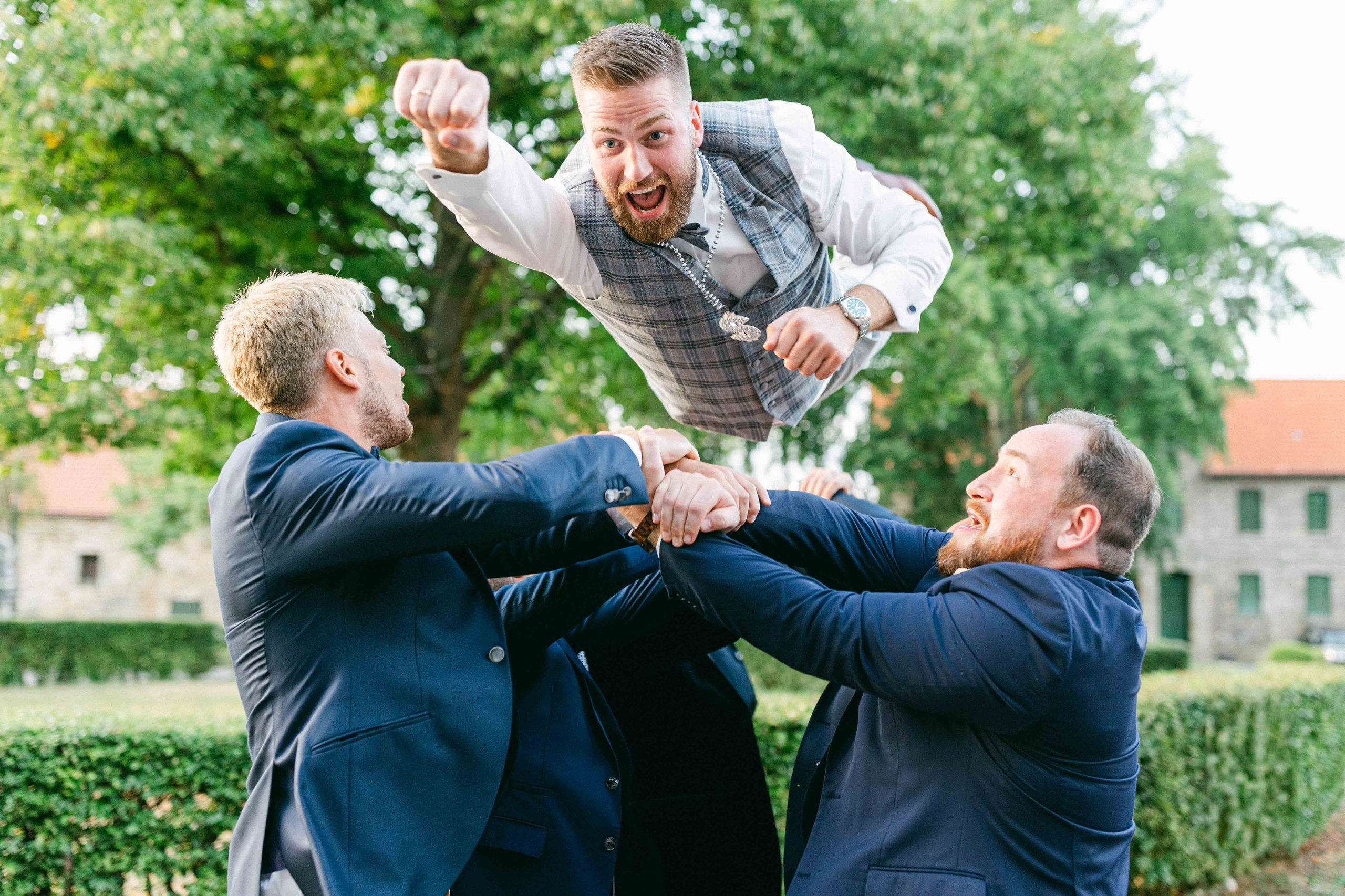 Bräutigam mit seinen jungs bei seiner Hochzeit im Rittergut Voldagsen