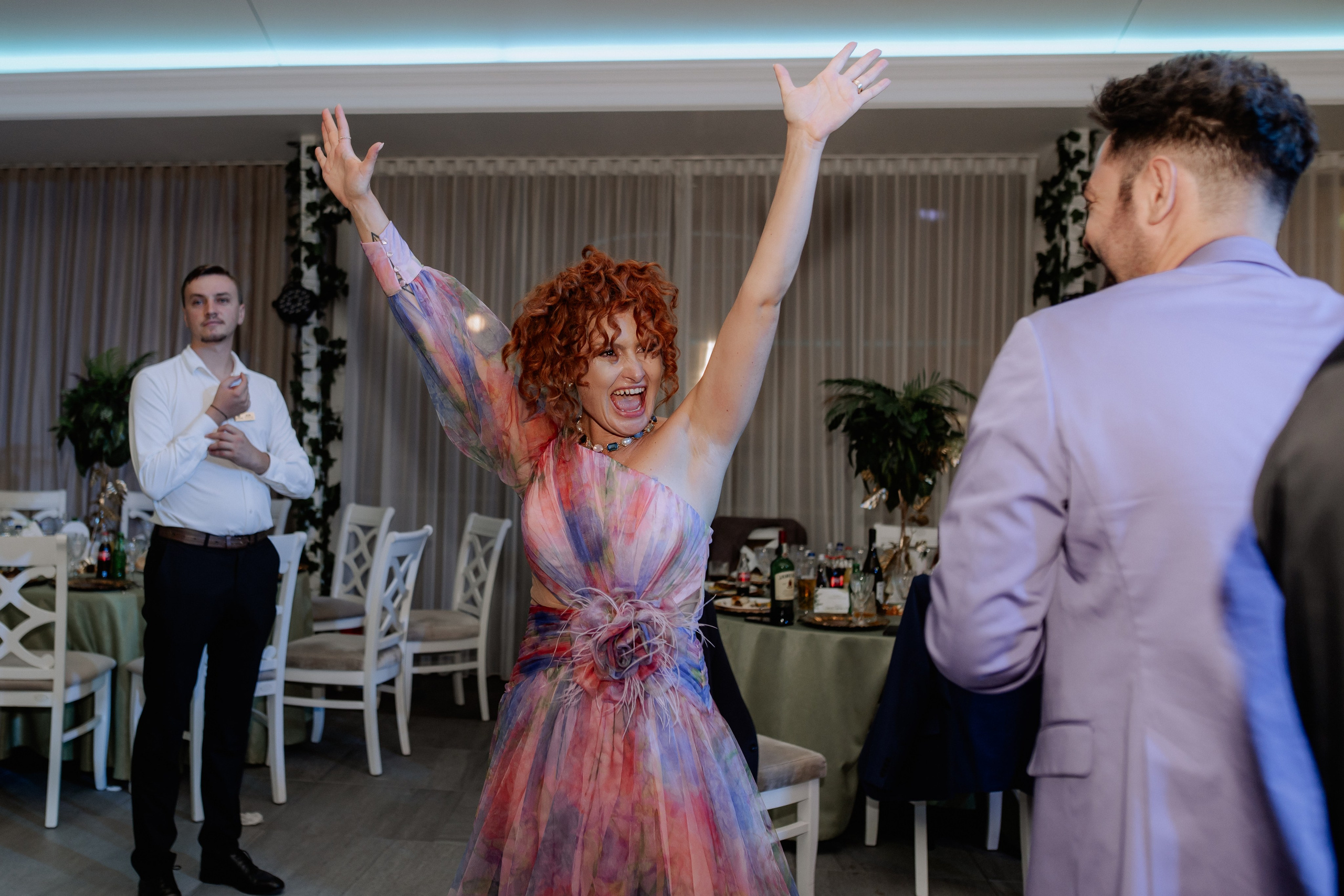 Cununie civila in aer liber , artificii de zi colorate , decor nunta , nunta la Hotel Traian. Proud Vision Weddings | Wedding Photography & Film — Servicii profesionale Foto Video Nunta Iasi