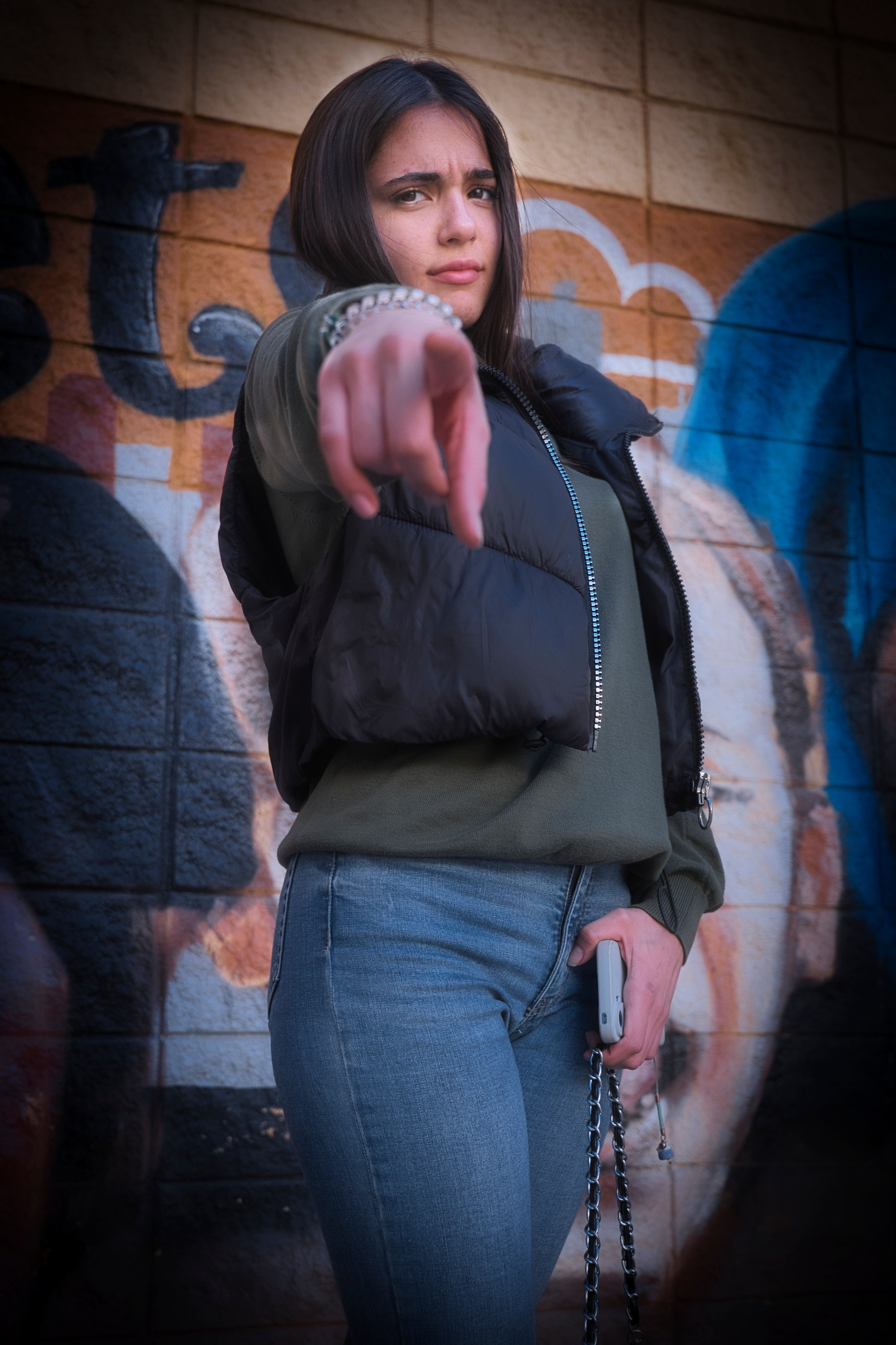 Retrato artístico en exteriores capturado con estilo profesional.