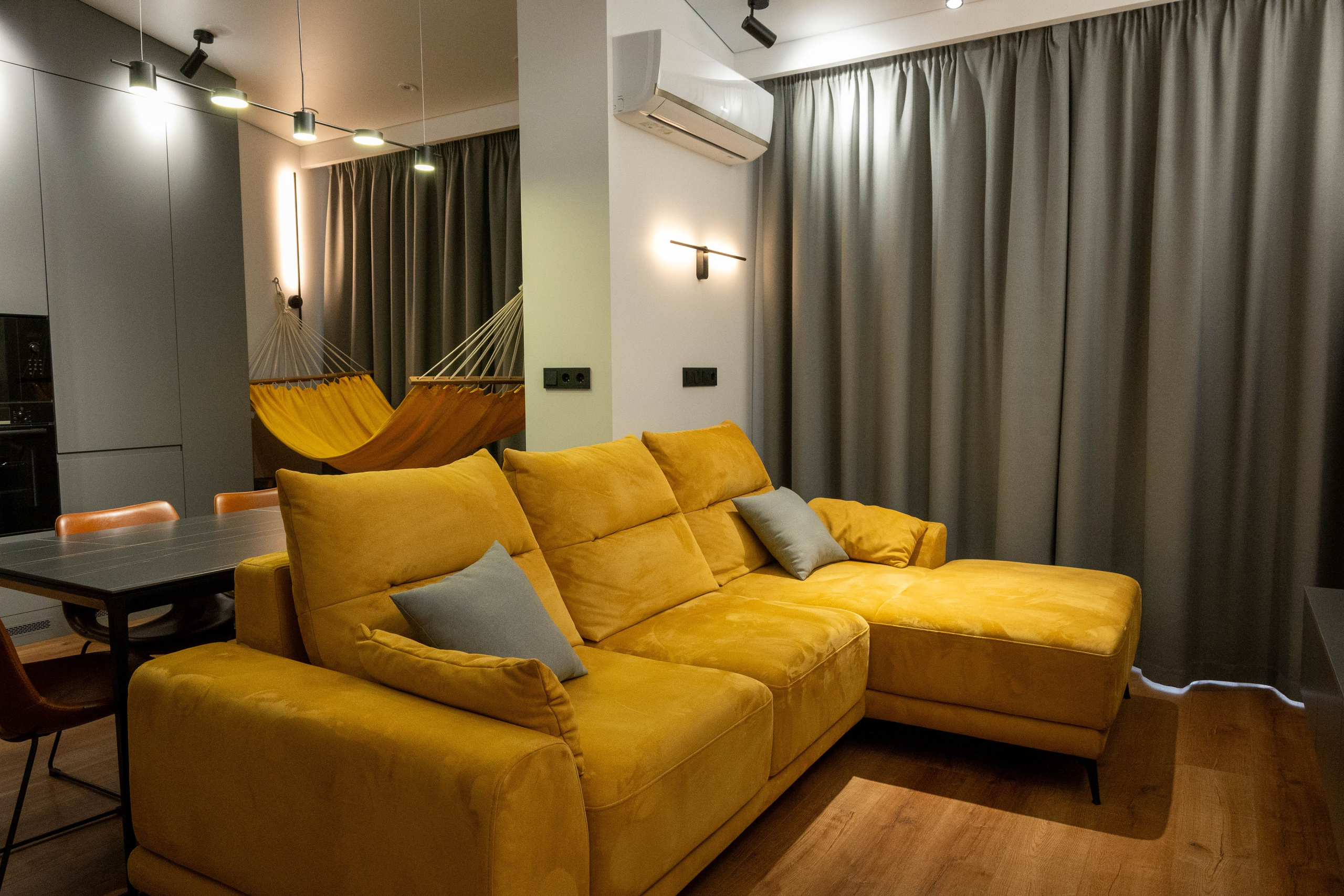 The apartment is on two levels. Fotograf Dmitrii Donets