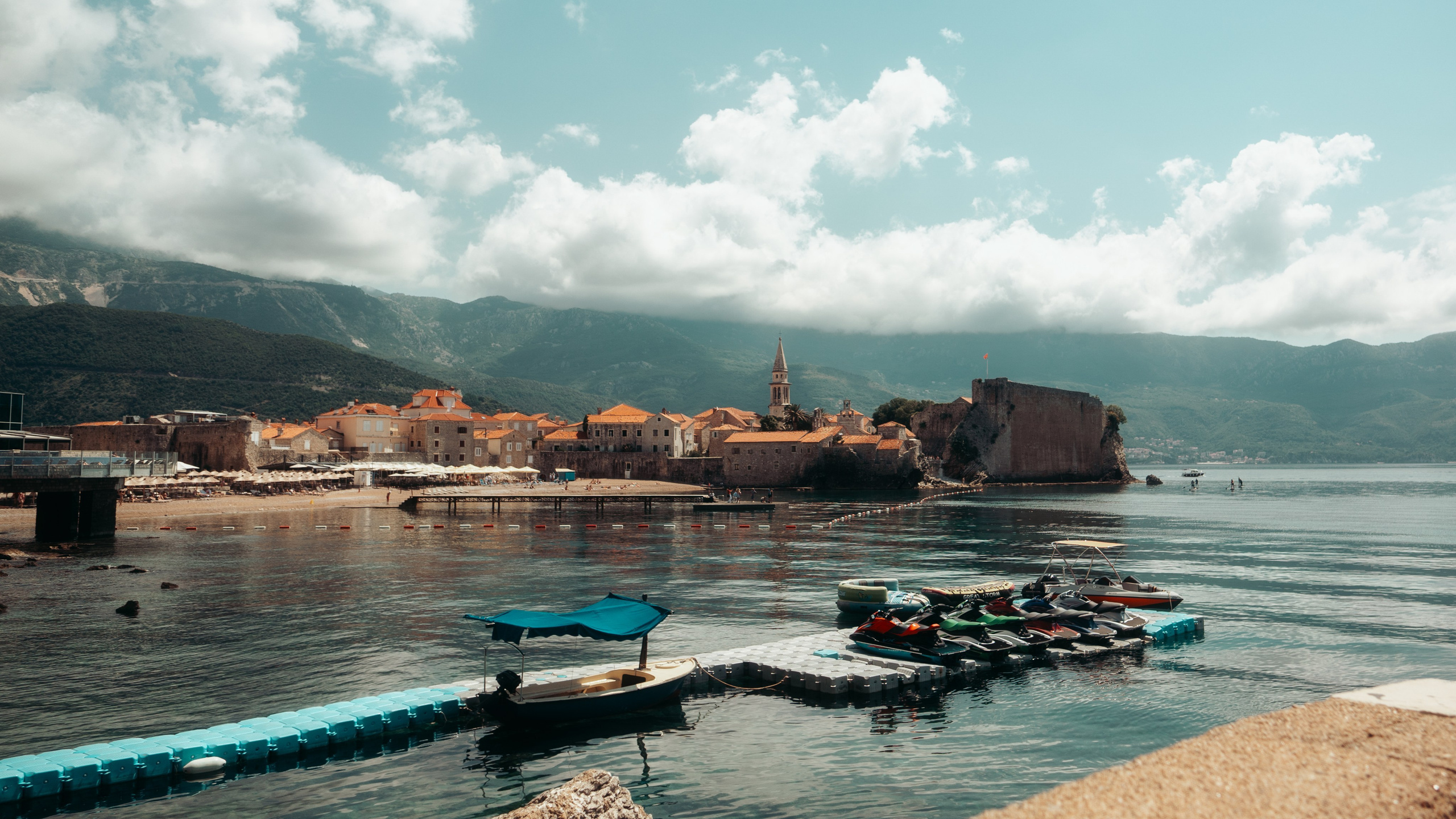 Roaming. Mike Avelli