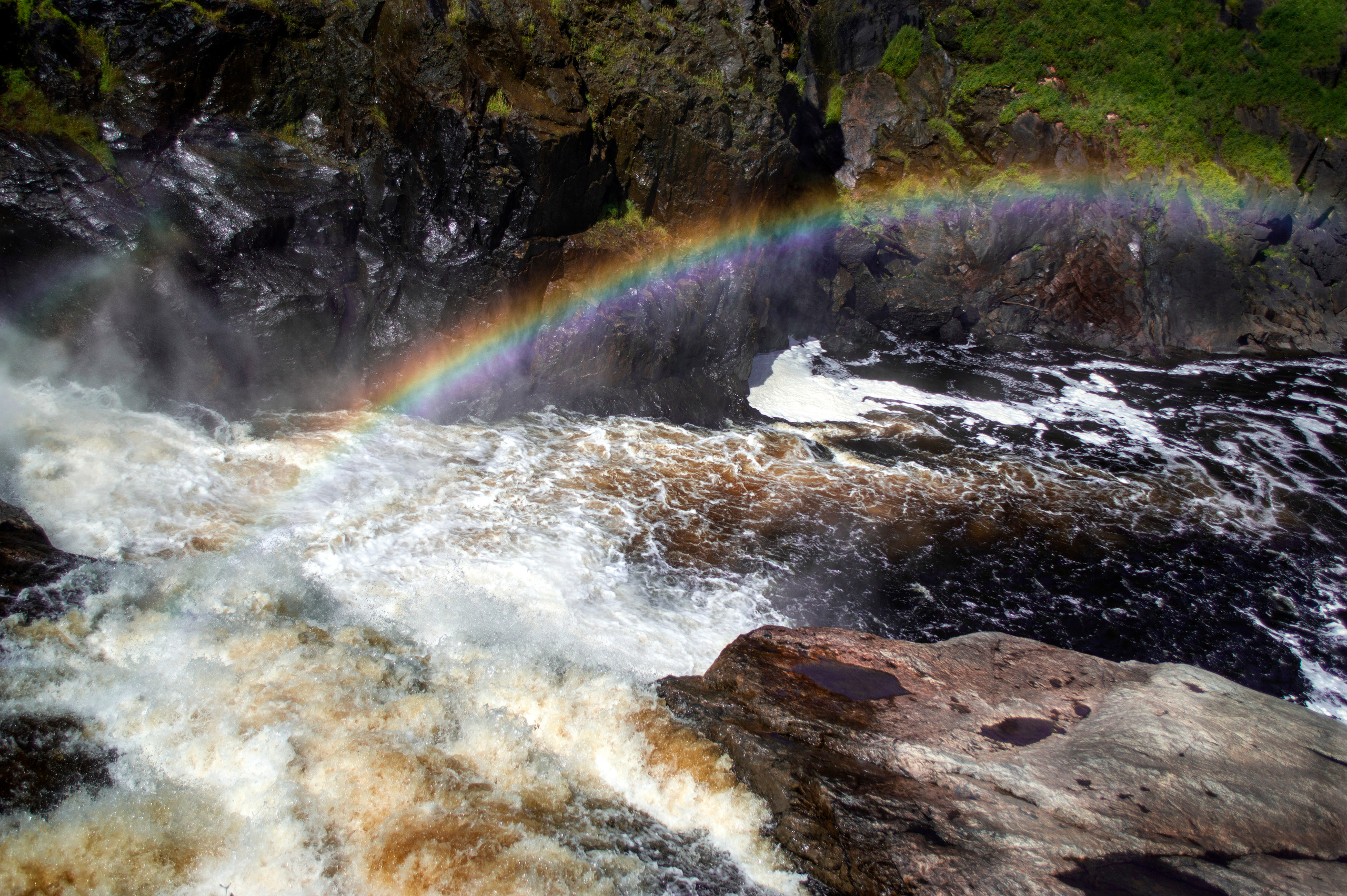 Rainbow over the waterfall. Парк пещеры " Дыра Феи". Le Parc de la caverne du « Trou de la Fée »