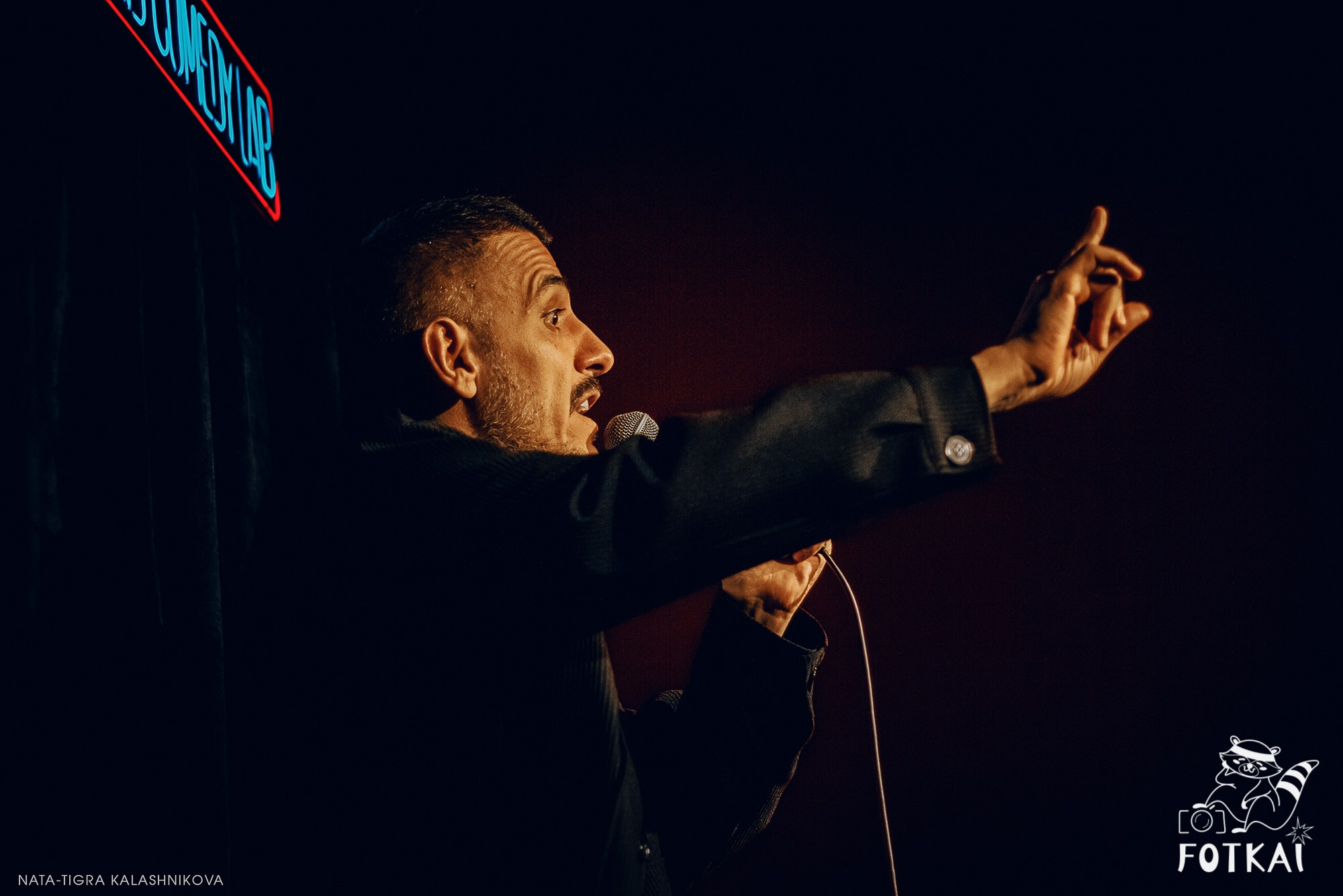 Eduard Matsaberidze en Madrid 14 de febrero 2026 — fotos del show de stand-up | FOTKAI
