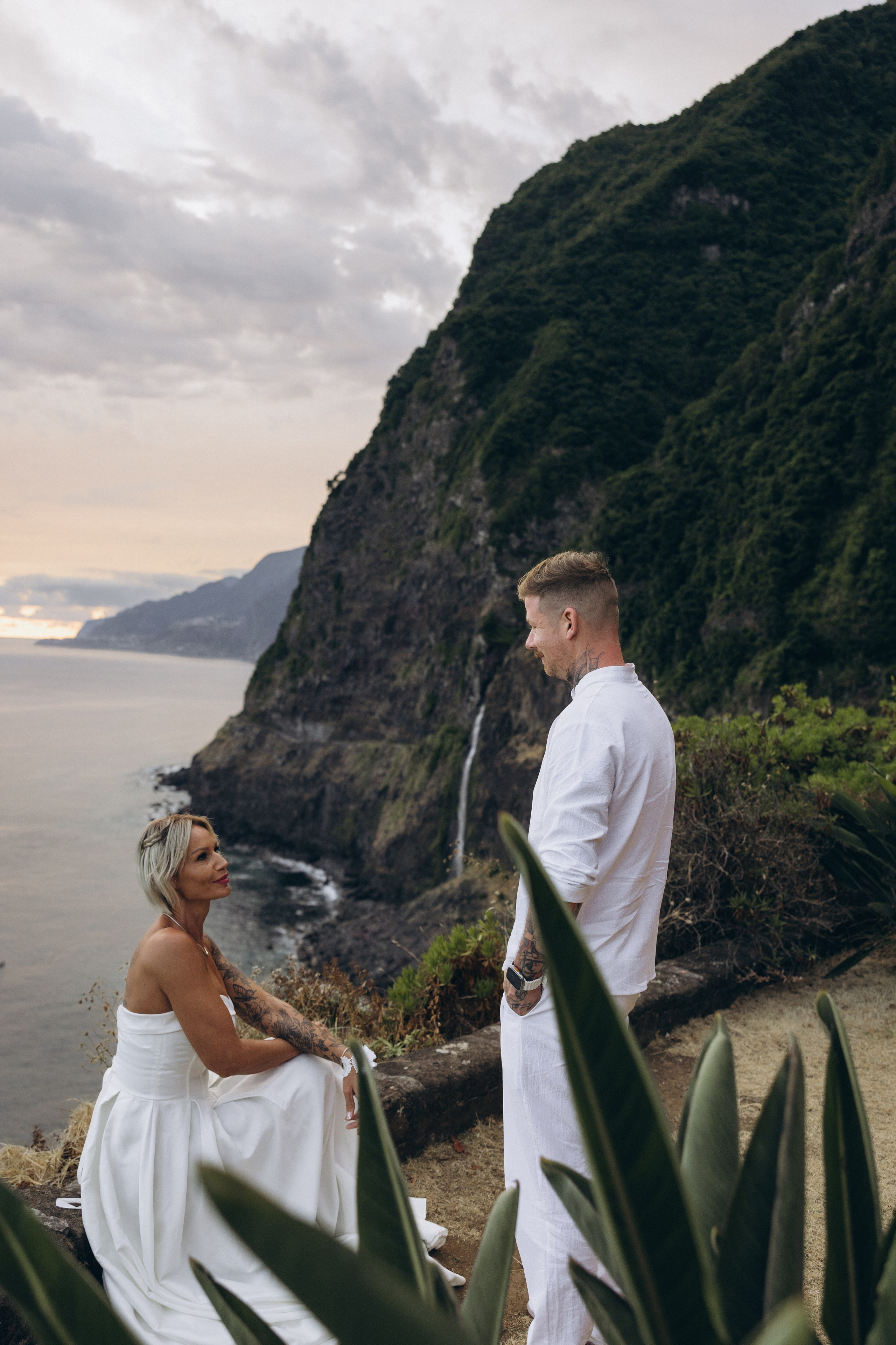After Wedding Photoshoot at Seixal Beach, Madeira. Fotógrafa na Madeira para casais, pedidos de casamento, elopements e casamentos íntimos | Tatiana