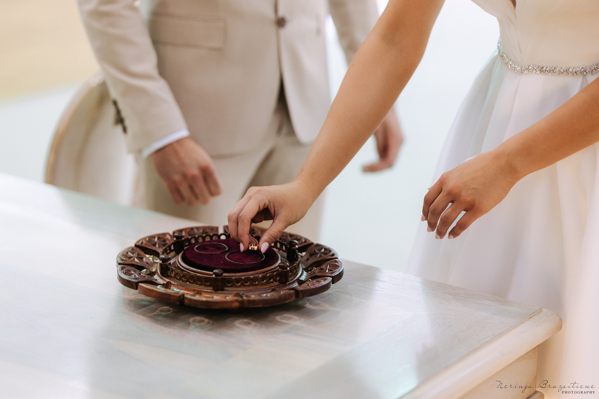 Vestuvinė fotosesija Kaune, Vienybės aikštėje, prie Lietuvos banko