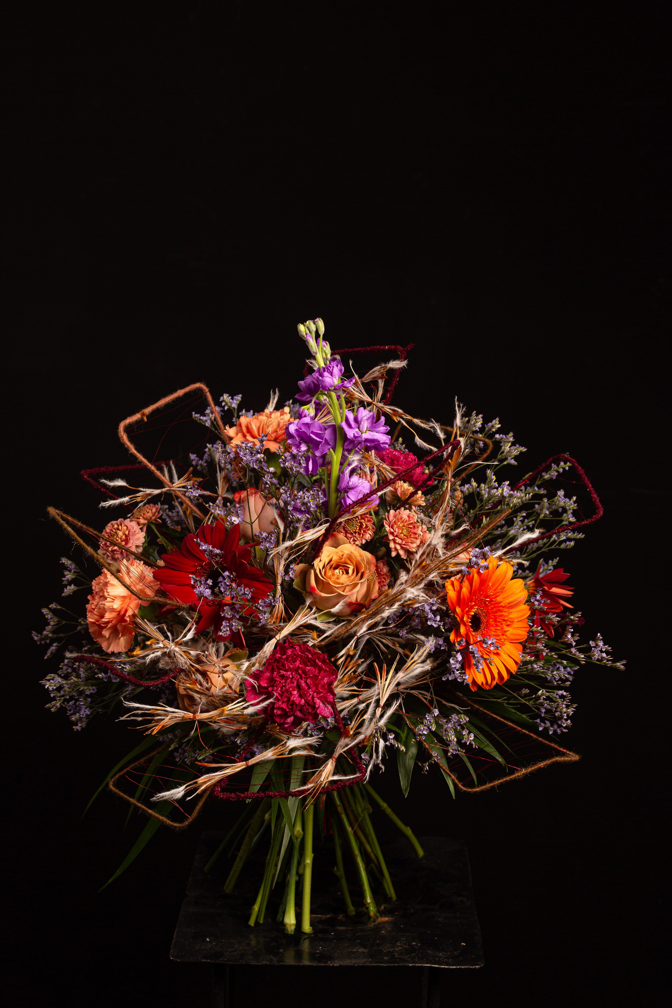 Gran ramo de flores sobre fondo negro