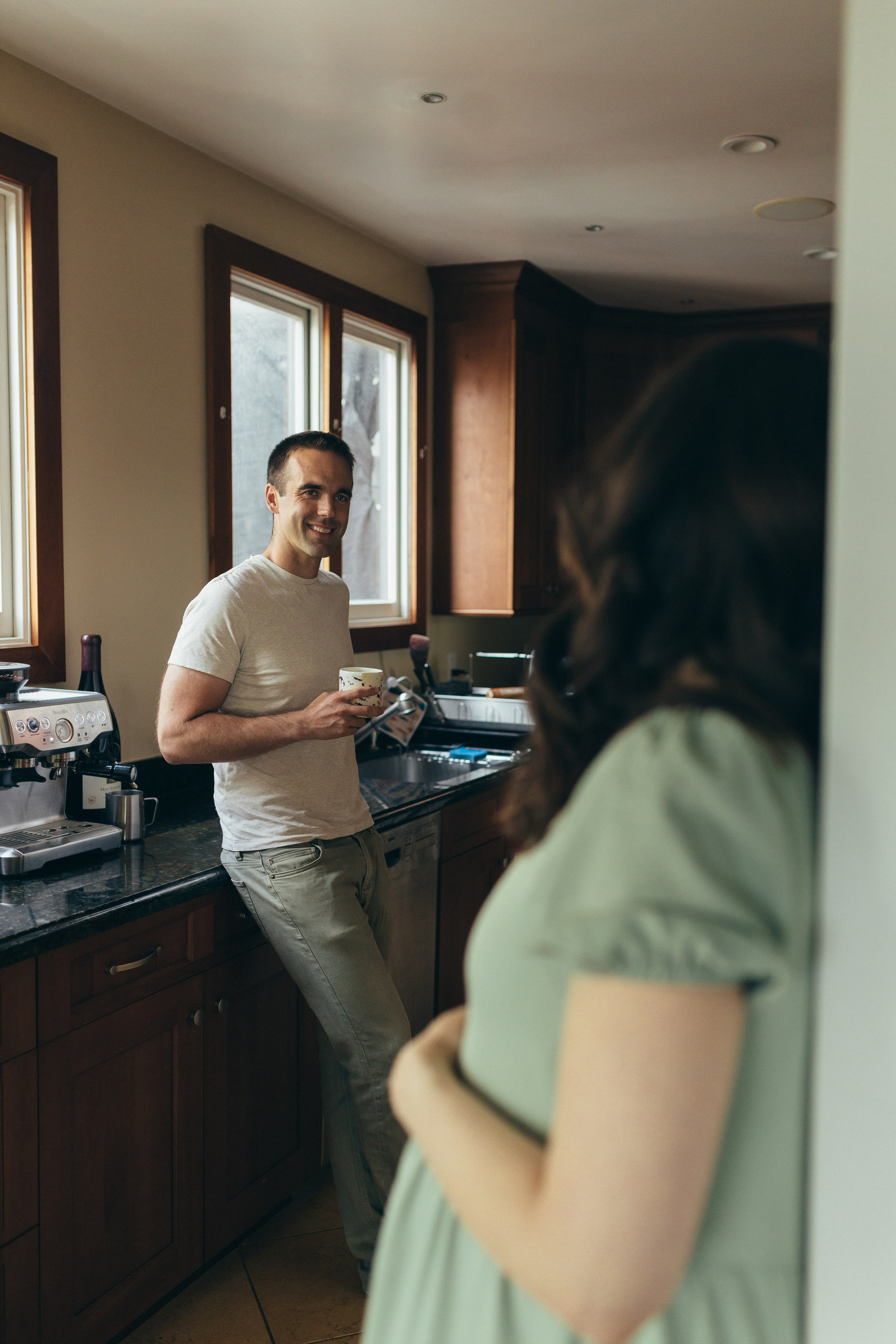 Cozy Home Maternity Photo session. Maternity, newborn photographer in the Bay Area|Iryna Rakivnenko