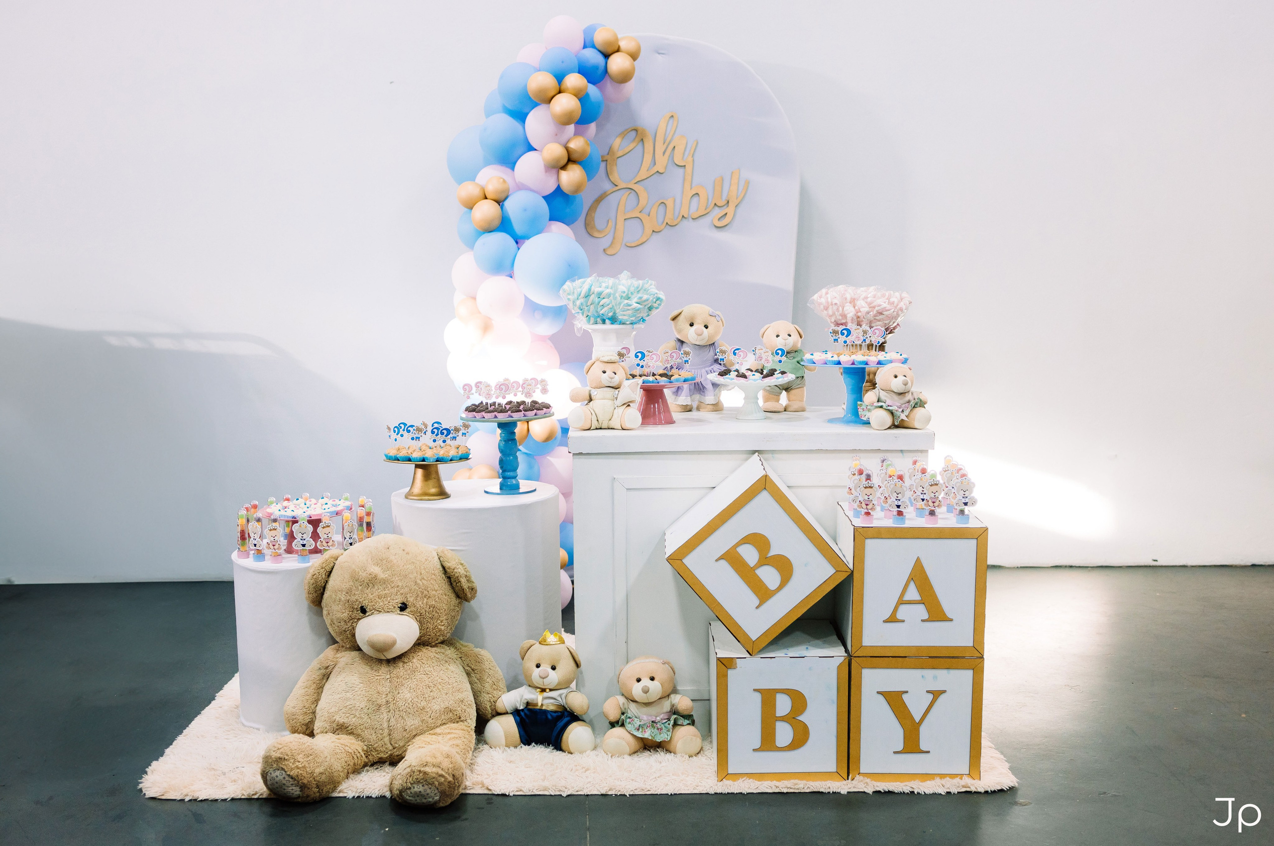 Decoração azul e bege com balões e nome Davi na mesa.