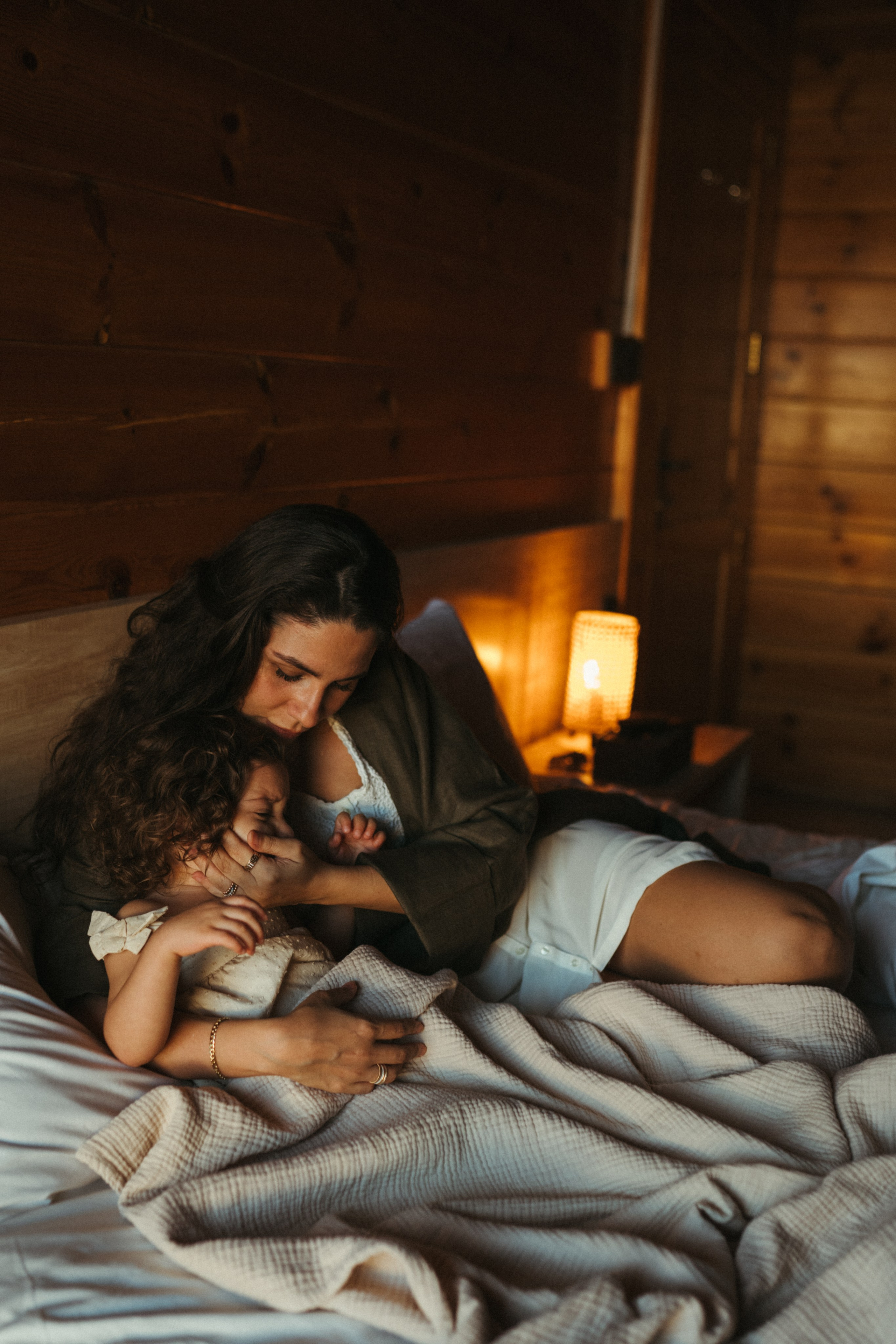 Amnah with daughters. Family photographer in Saudi Arabia