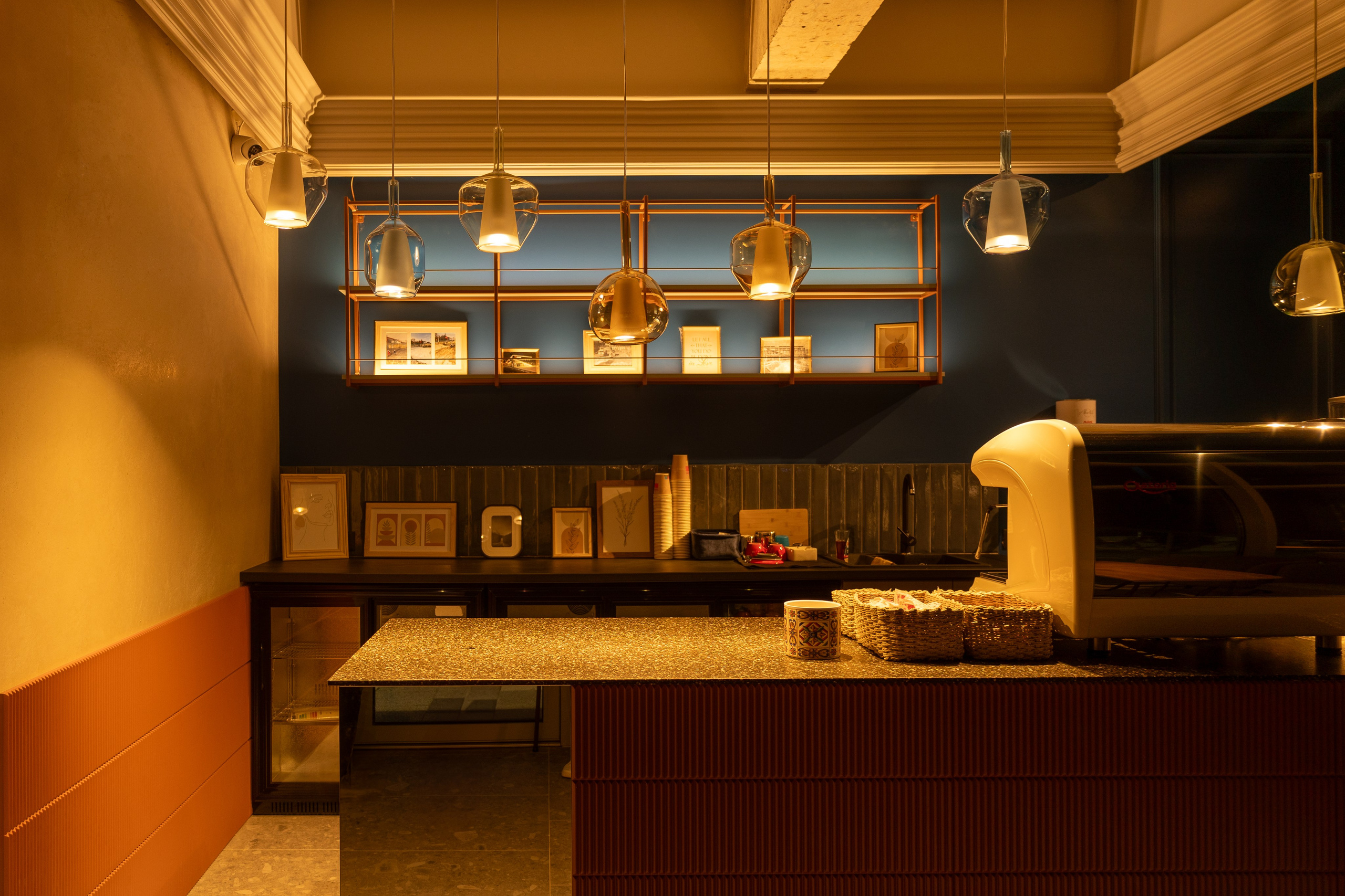 Cafenea “Monte Carlo” Buhuși. Fotograf. Lucrez cu oameni, produse și spații. Portret și fotografie creativă. Bacău, România. Lidia Savinoiu