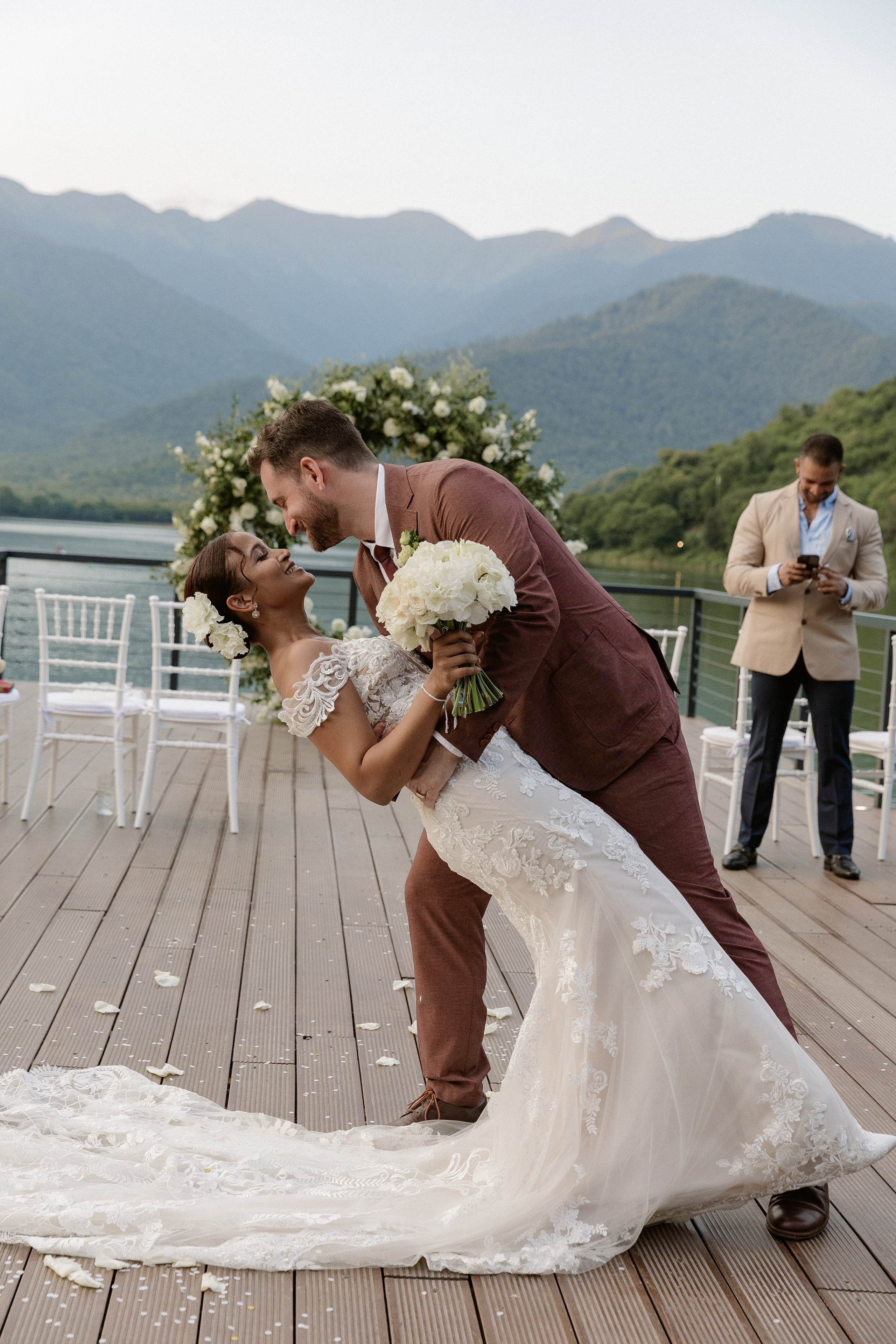 Thesakaya and Kevin. Photographer Anna Nazarenko