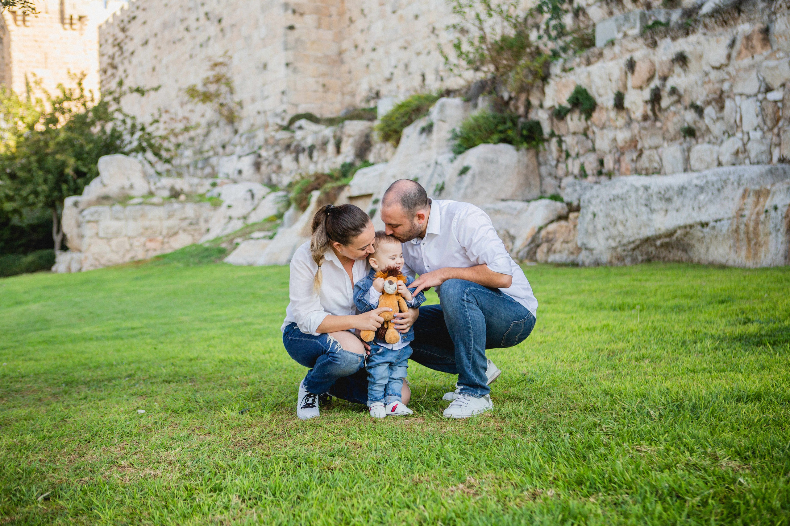 AT THE WALLS OF THE OLD CITY. PHOTOGRAPHER IN ISRAEL