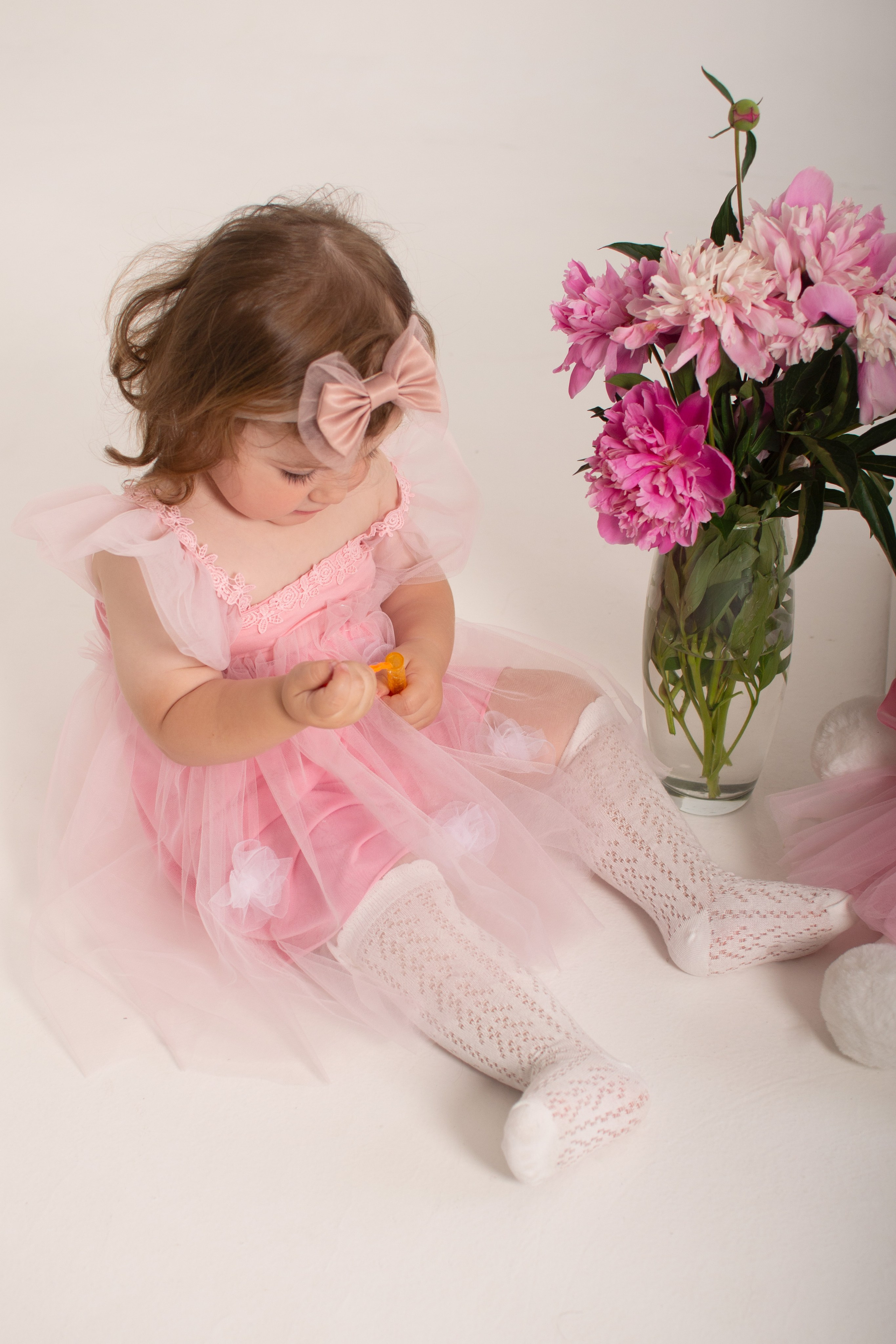 Фотосессия с пионами. Фотограф новорожденных в Темиртау и Караганде Любовь Жукова newborn