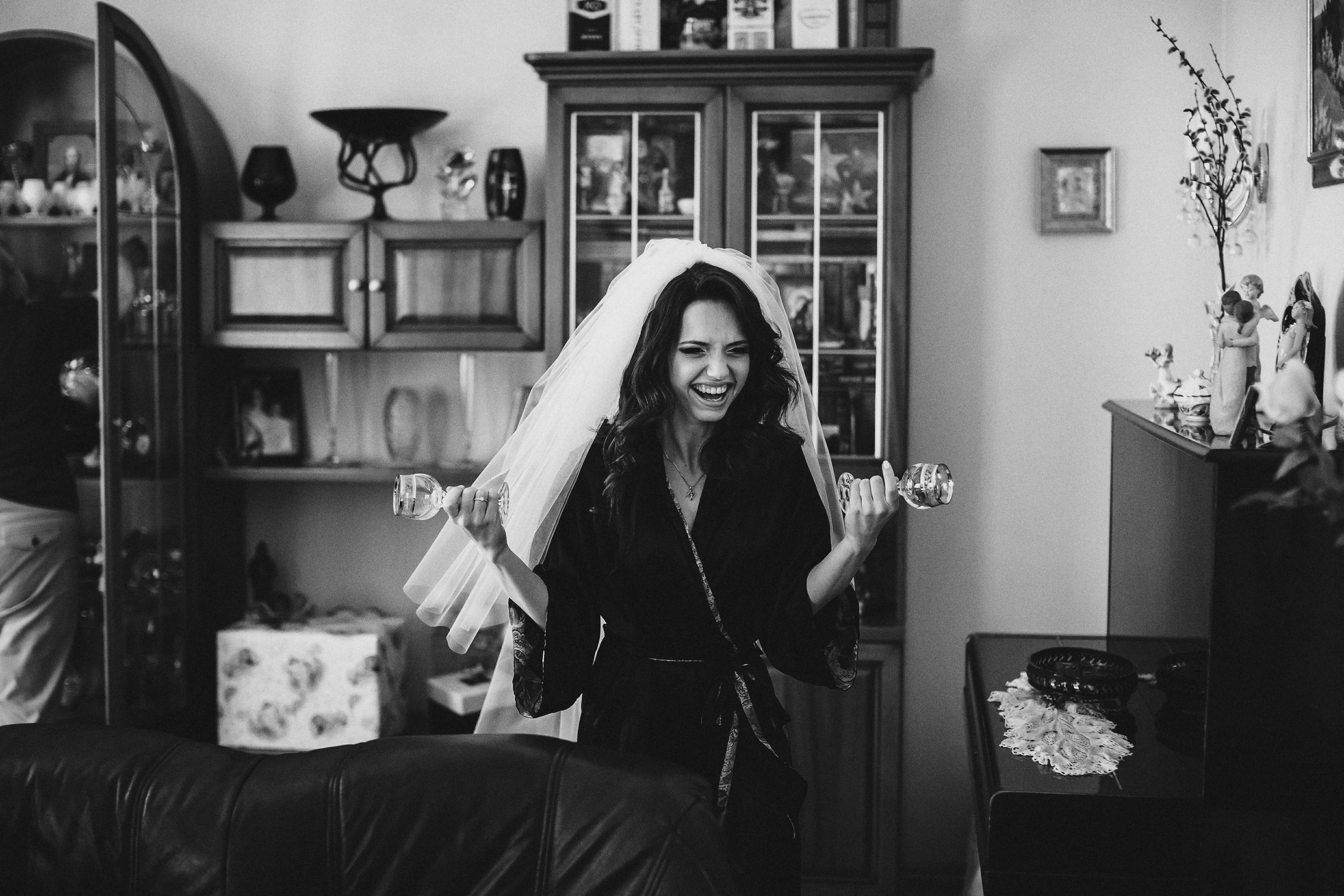 Фотограф в Ирландии чёрно-белая свадьба подготовка невеста  несет фужеры  Дублин