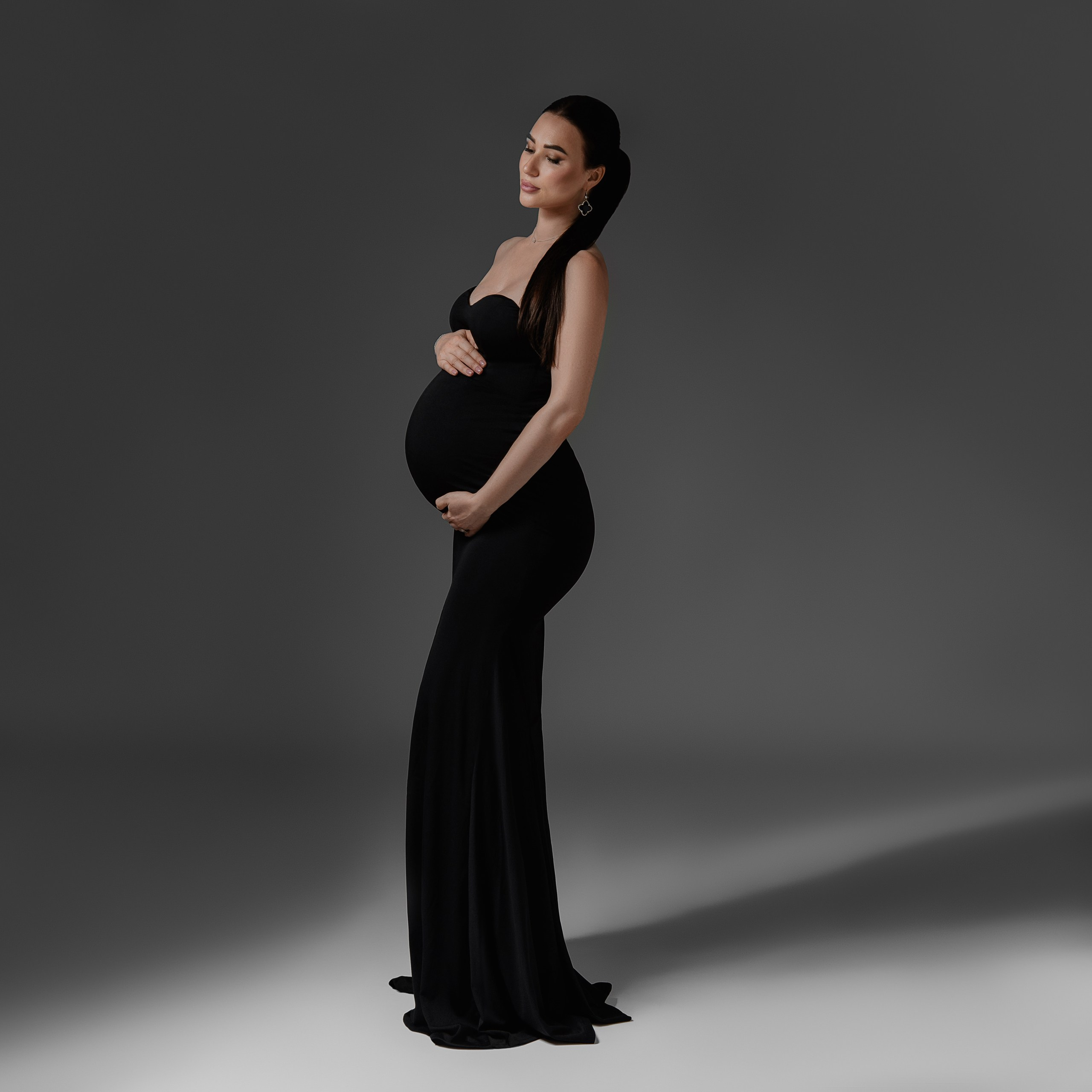 Sesión de fotos de embarazo en un estudio en Niza, Francia, Costa Azul. MARIA VALUEVA Fotógrafo en Niza, Cannes, Monaco, Francia, Europe, Estambul, Turquía