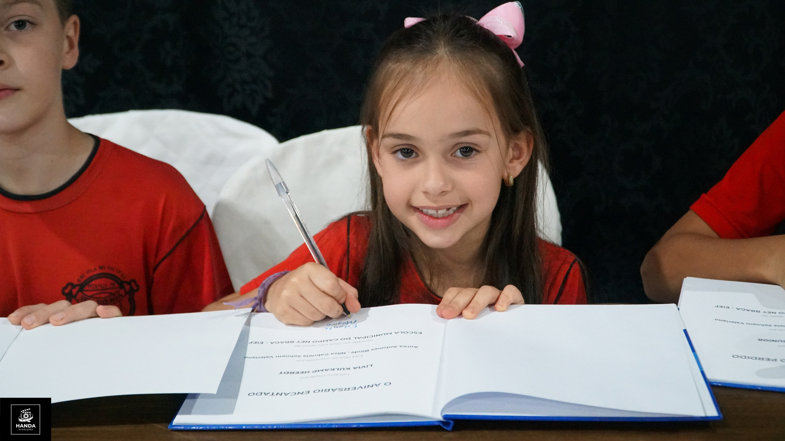 Noite autógrafos colégio Aurélio Buarque de Holanda. Handa Produções