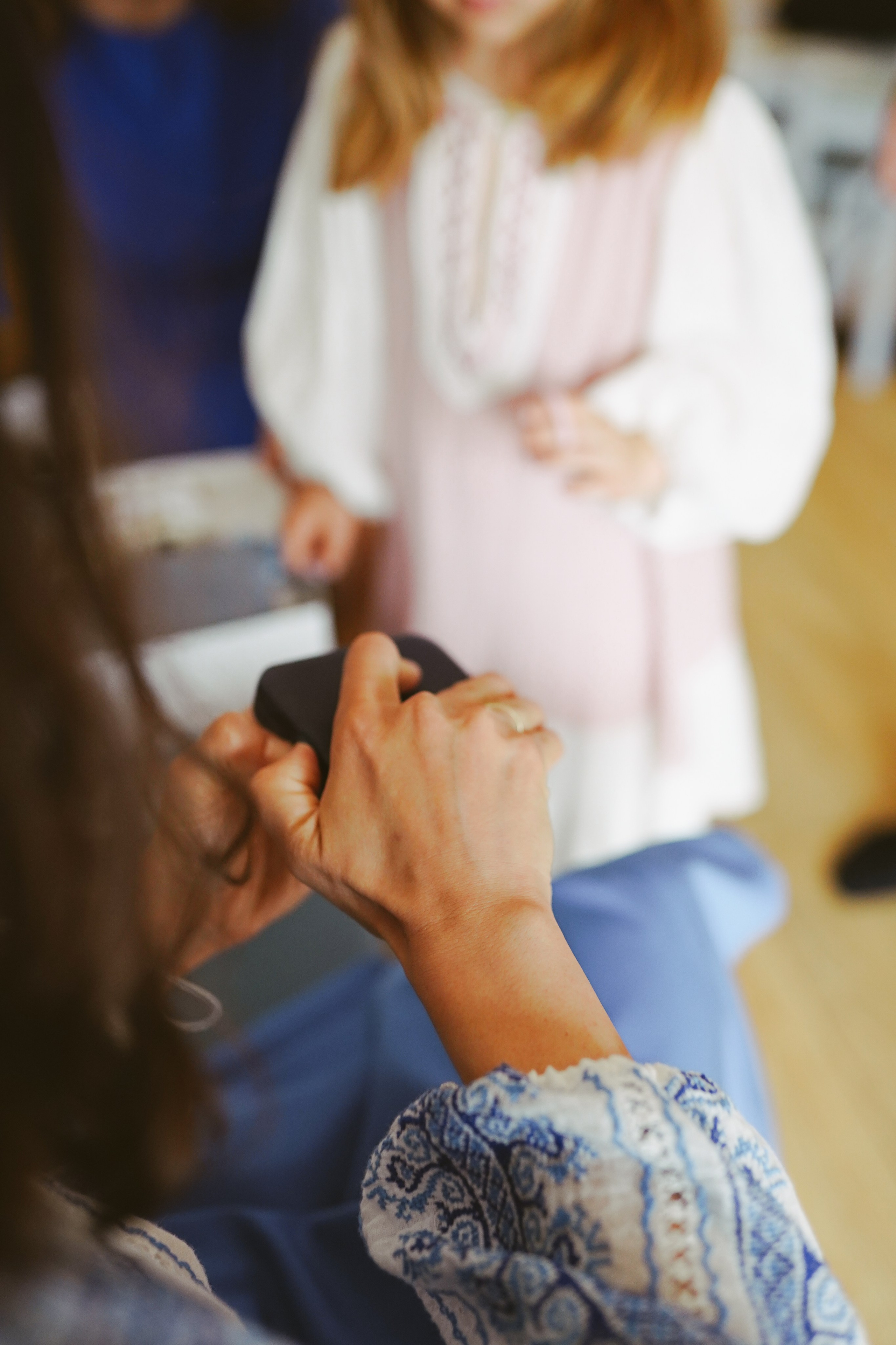 Fotografie de Eveniment Brașov: Povești Vizuale | Mădălina Beda. Madalina Beda- Artist vizual, fotograf, doula la nastere, consultant babywearing Brasov si in toata tara