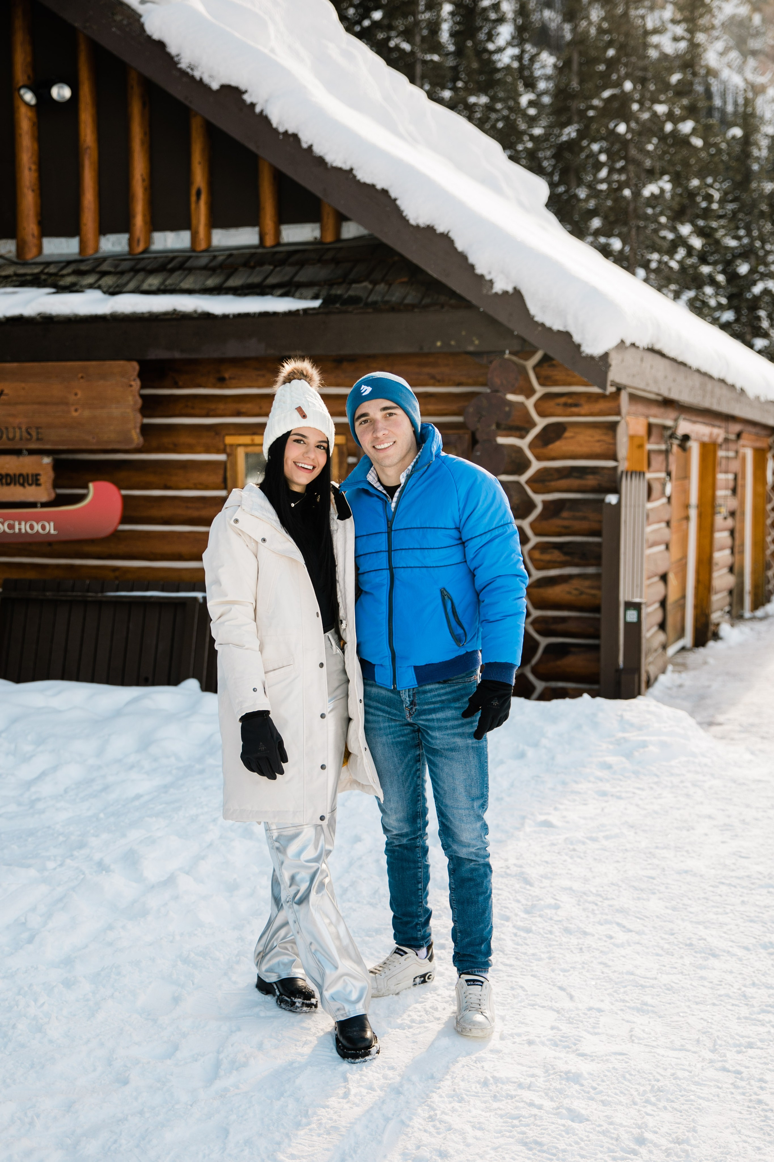 A & M — Lake Louise Engagement. Fotografía accesible en Calgary
