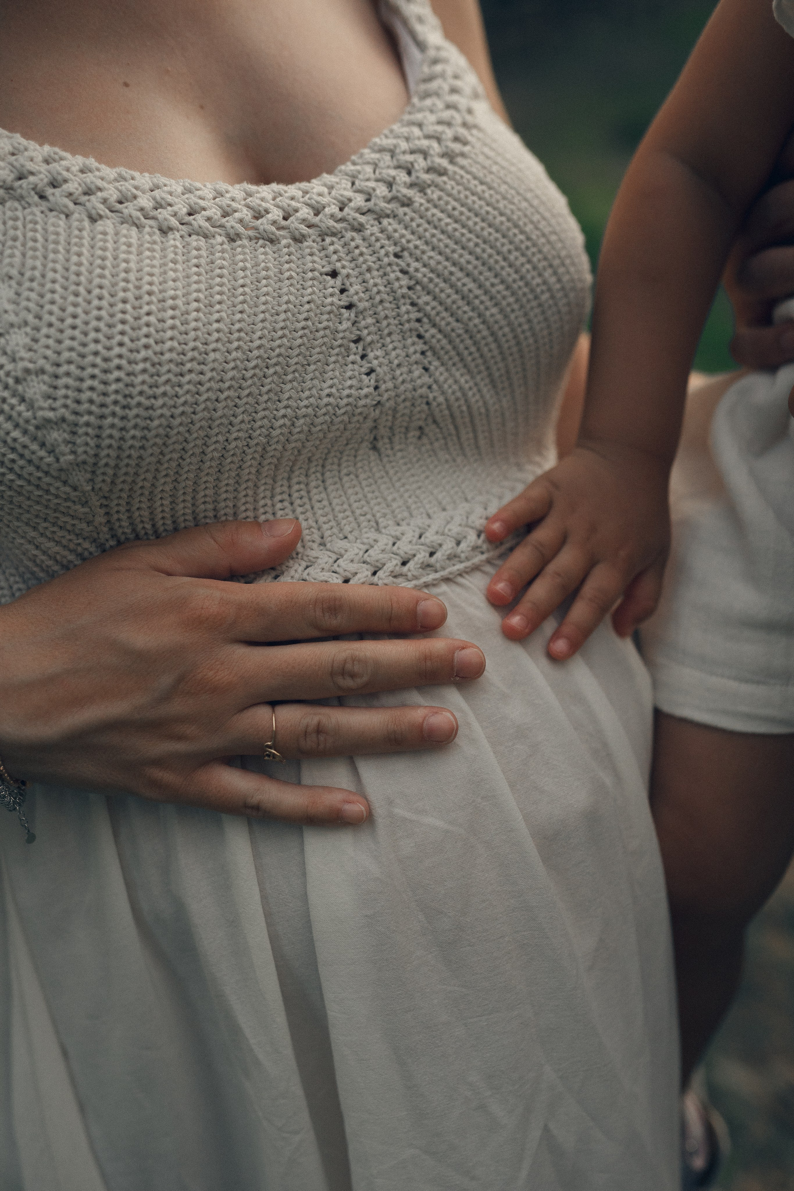 Shooting gravidanza al tramonto – mamma incinta vestita di bianco tra natura e luce calda