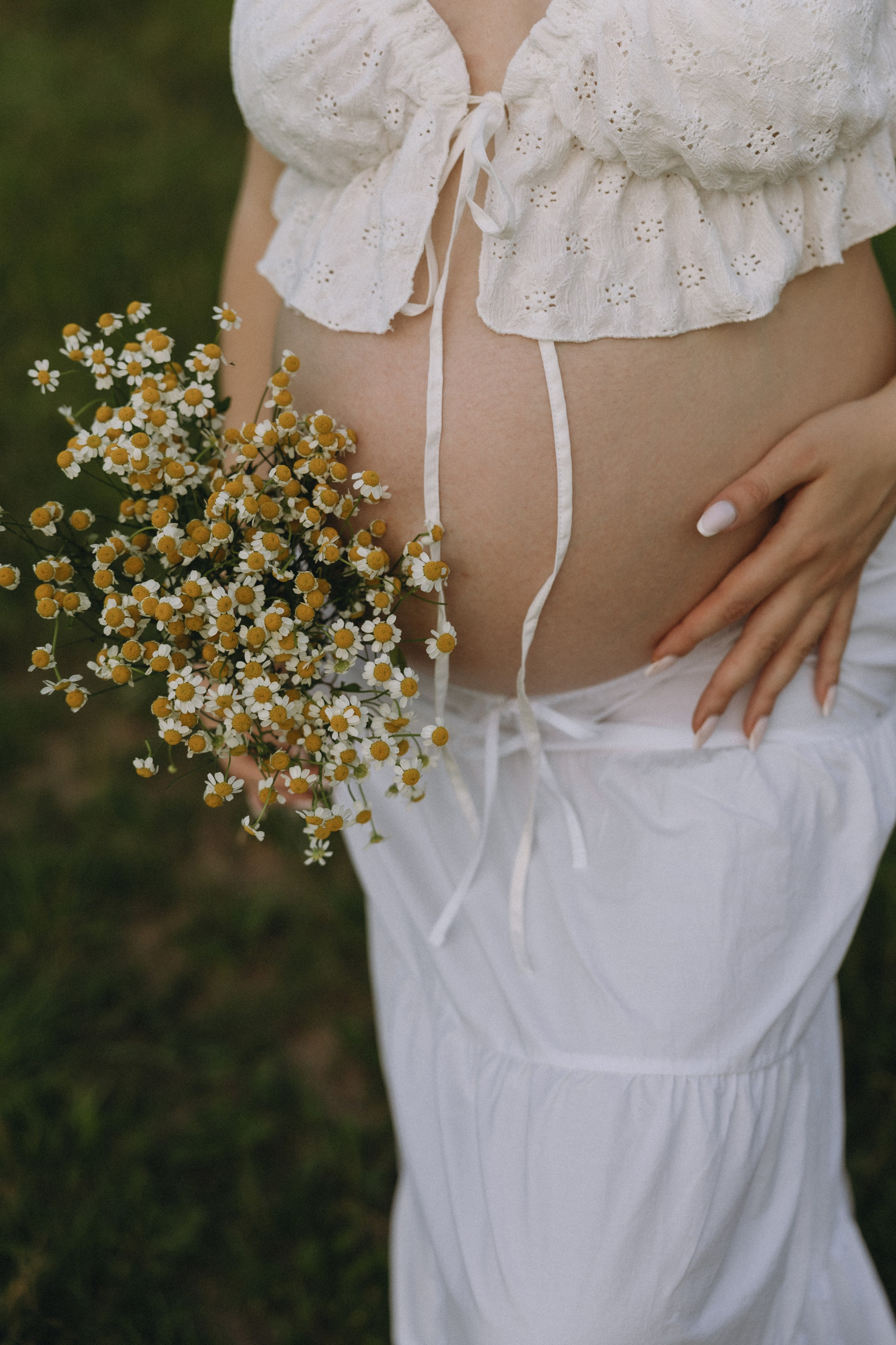 Lera & Maksim | laukimo fotosesija pievoje saulei besileidžiant. Vestuvių ir šeimų fotografė Lena Bondarenko / belove photo