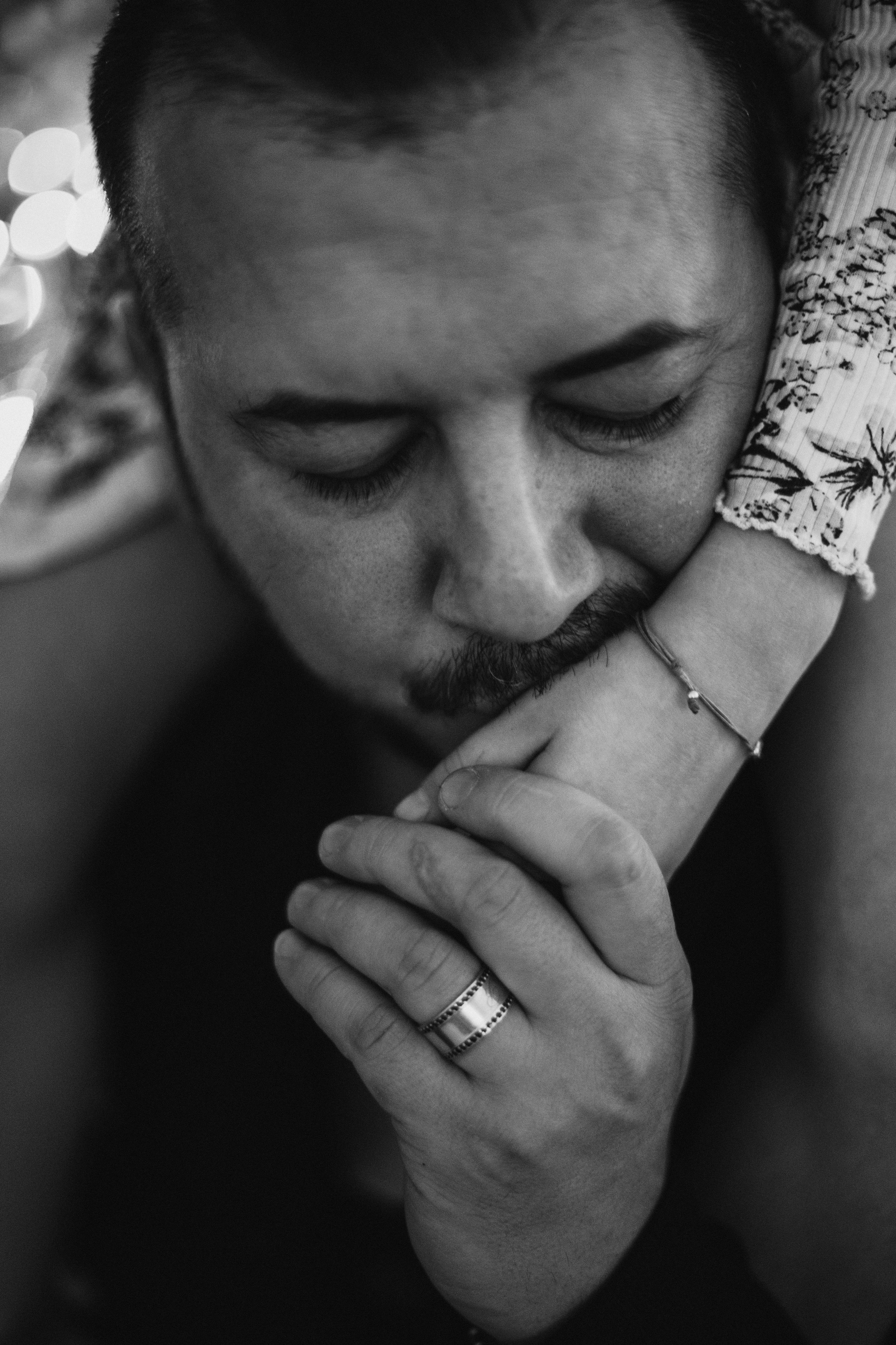 Ședință foto de Crăciun acasă, Amara și Ionuț. Fotograf de familie în Oradea Katsiaryna Ciortan