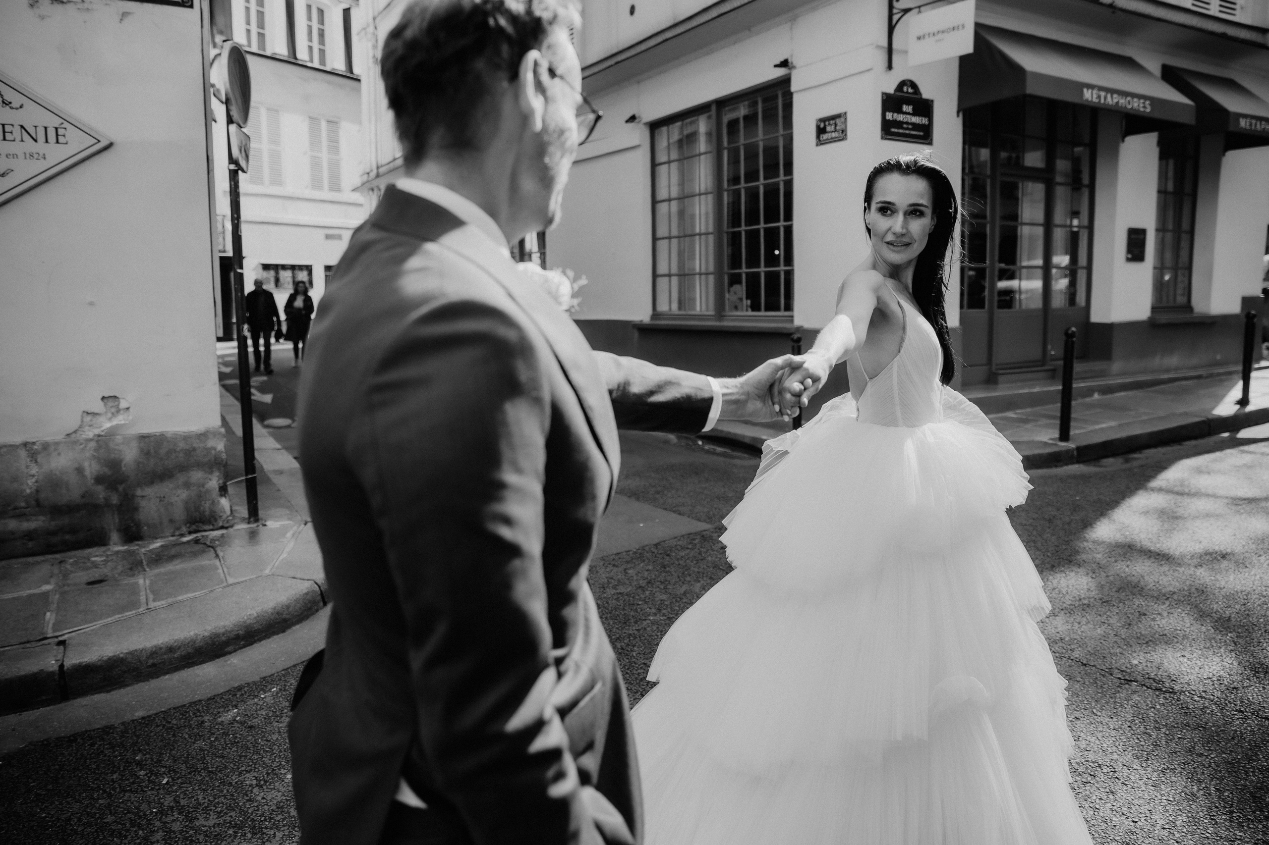 Suzi & Alex | Paris Wedding with a Vintage Car. Paris Wedding Photographer