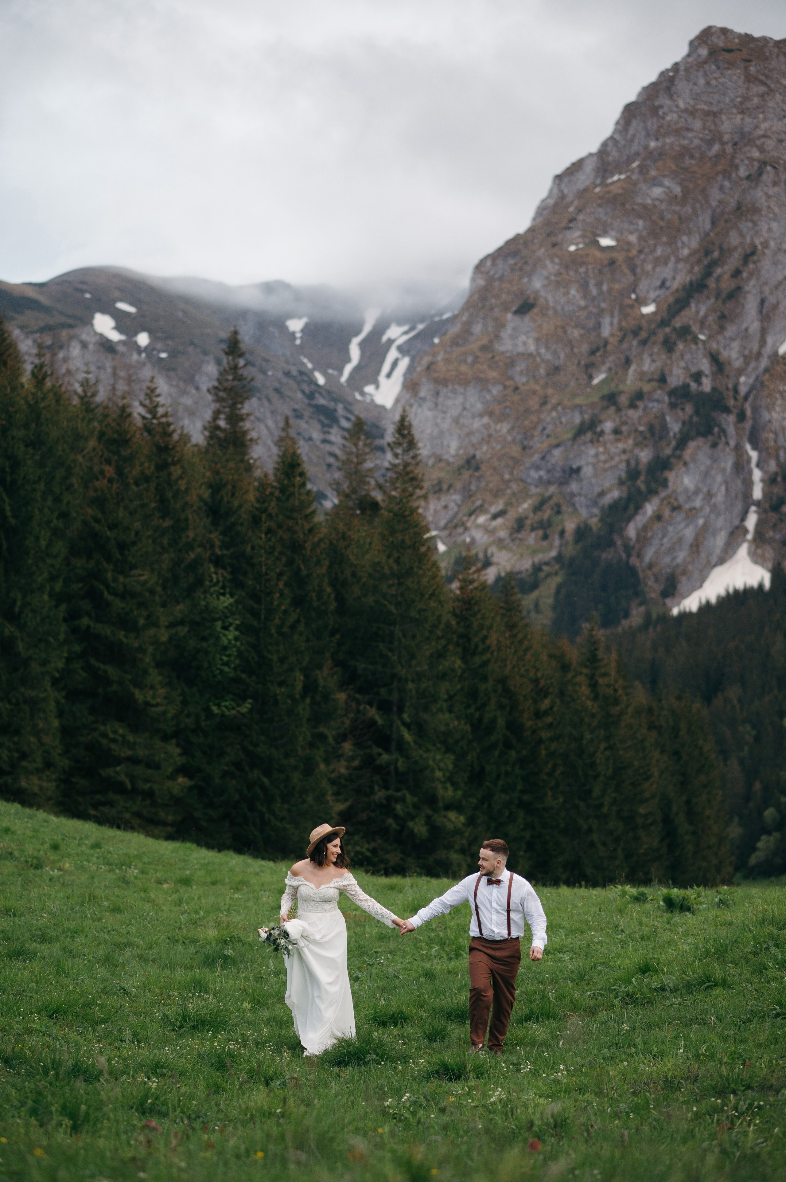 Hochzeitsfotoshooting in den Bergen | Natürliche & Romantische Hochzeitsbilder