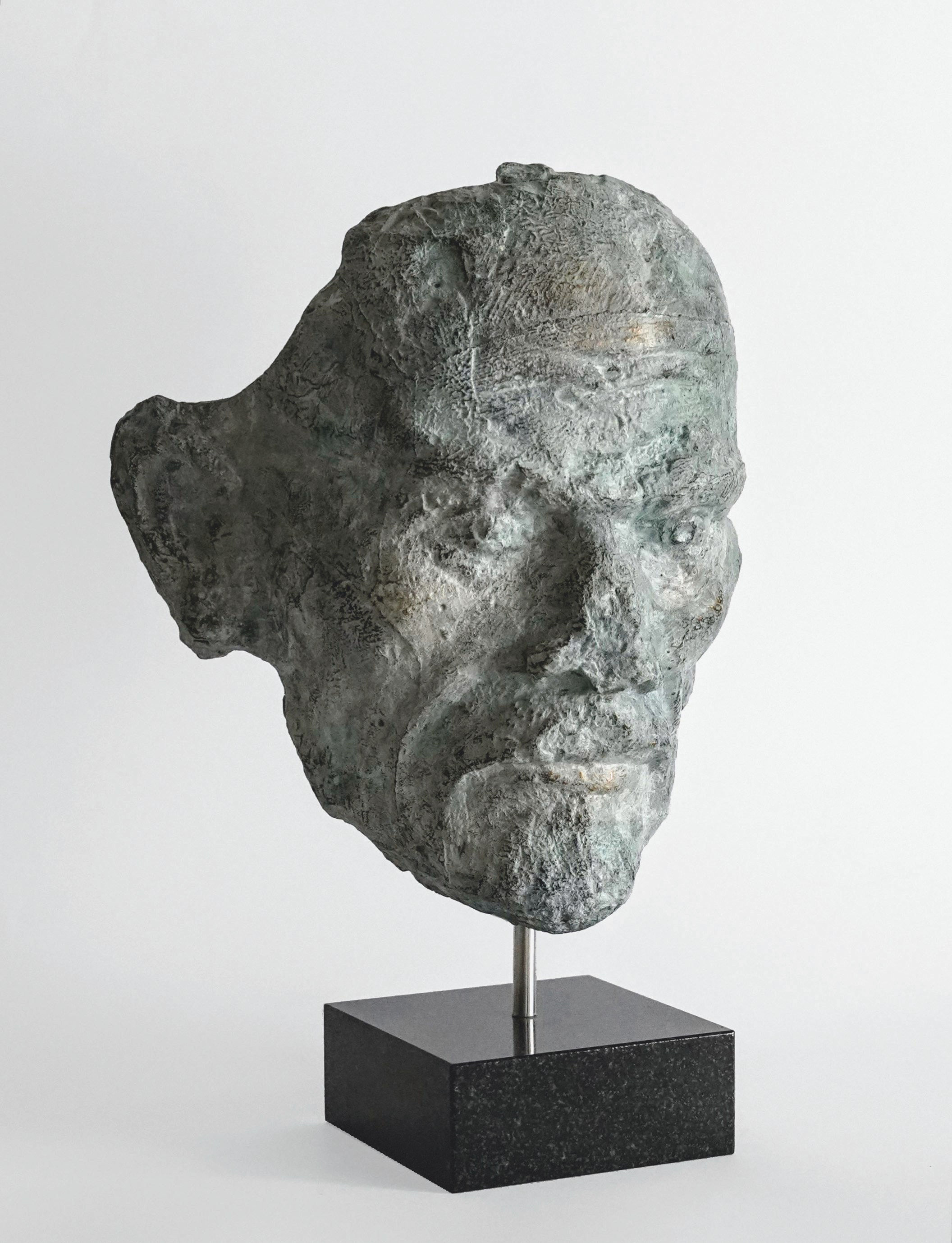 Голова из серии «Императоры». 2002. Бронза тонированная, габбро