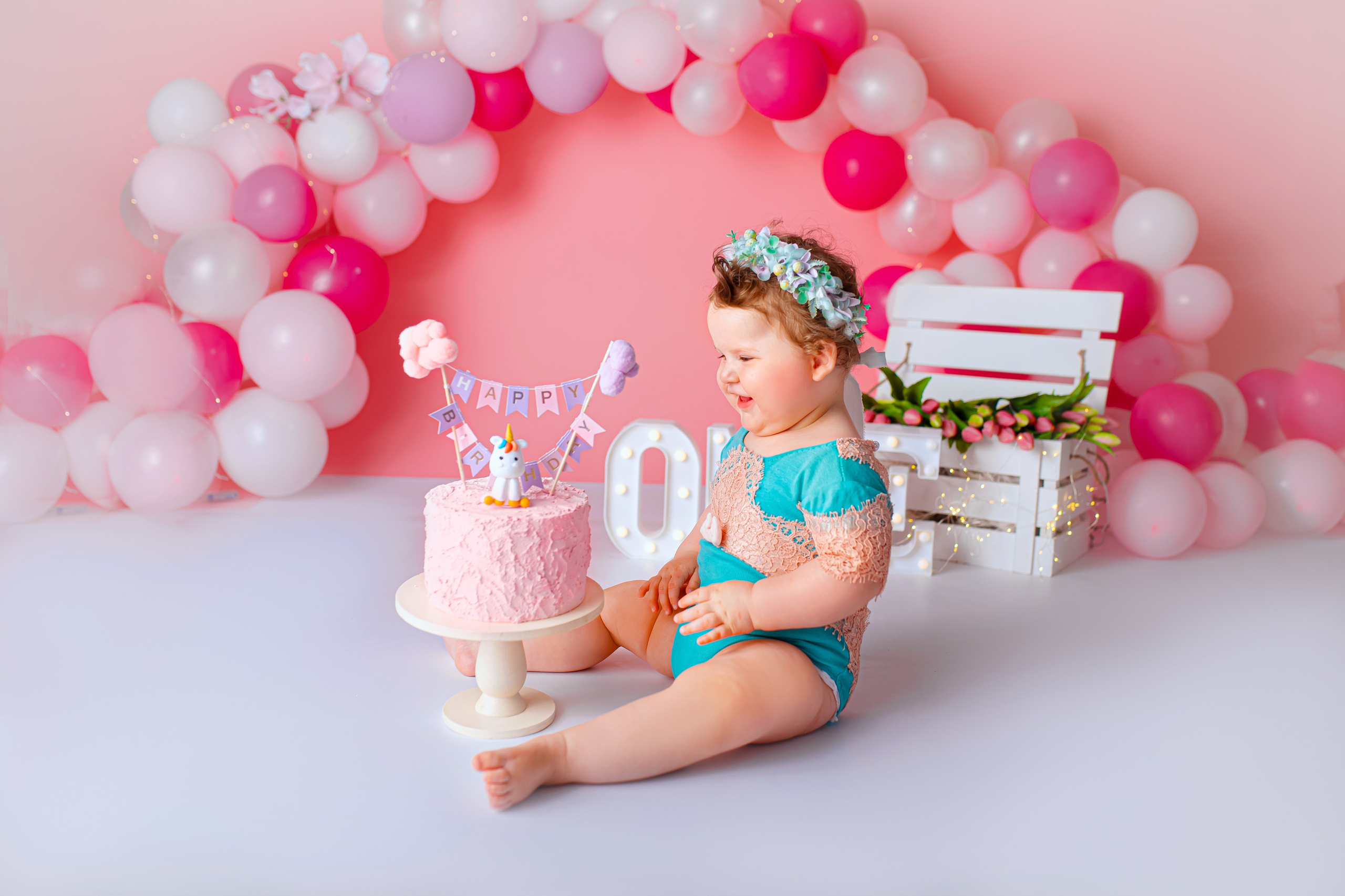 Cake smash photoshoot for One Year. Newborn photographer and Photography Educator in Prague Yana Stelmakh