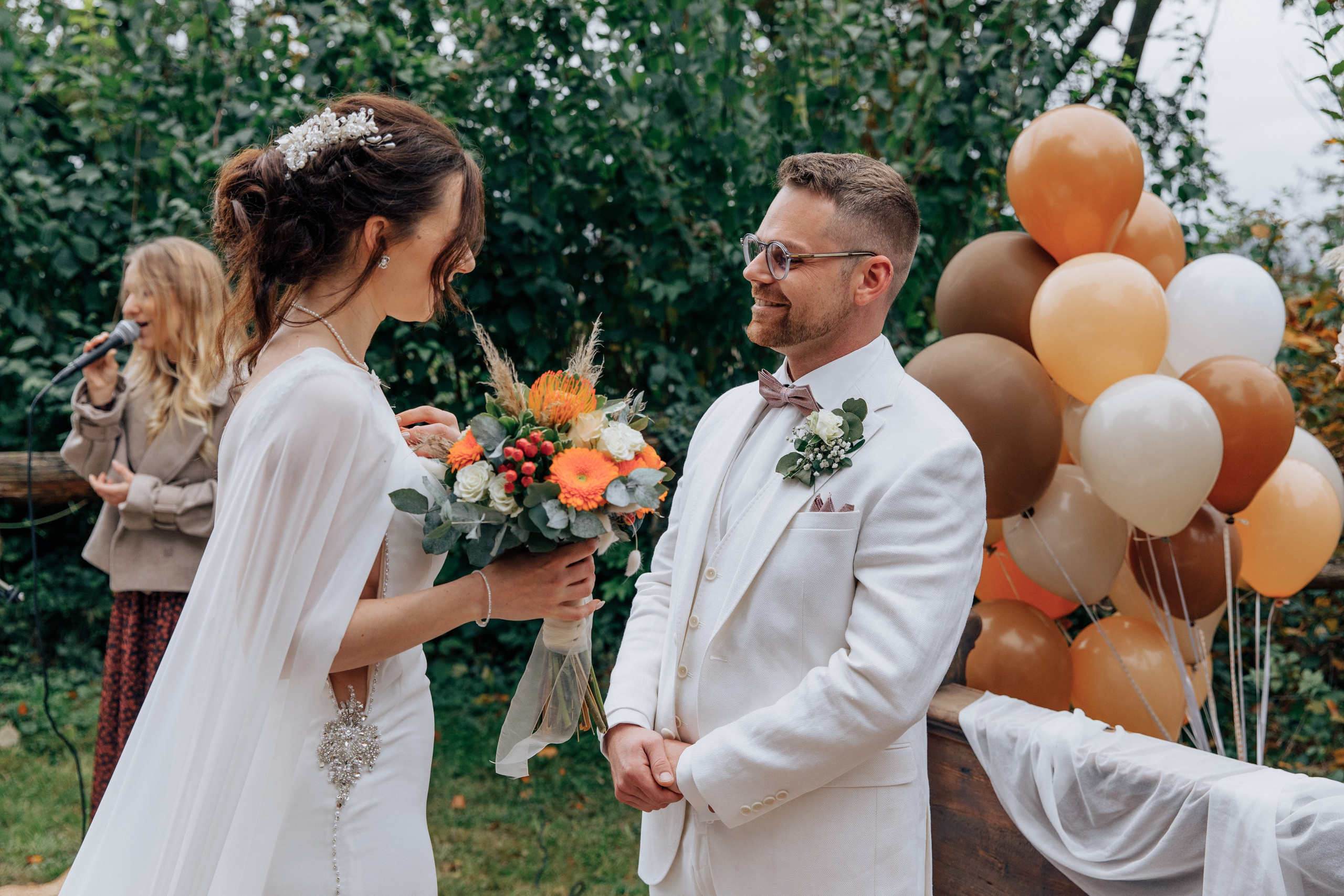 Die Braut fährt zum Bräutigam, beide lächeln.